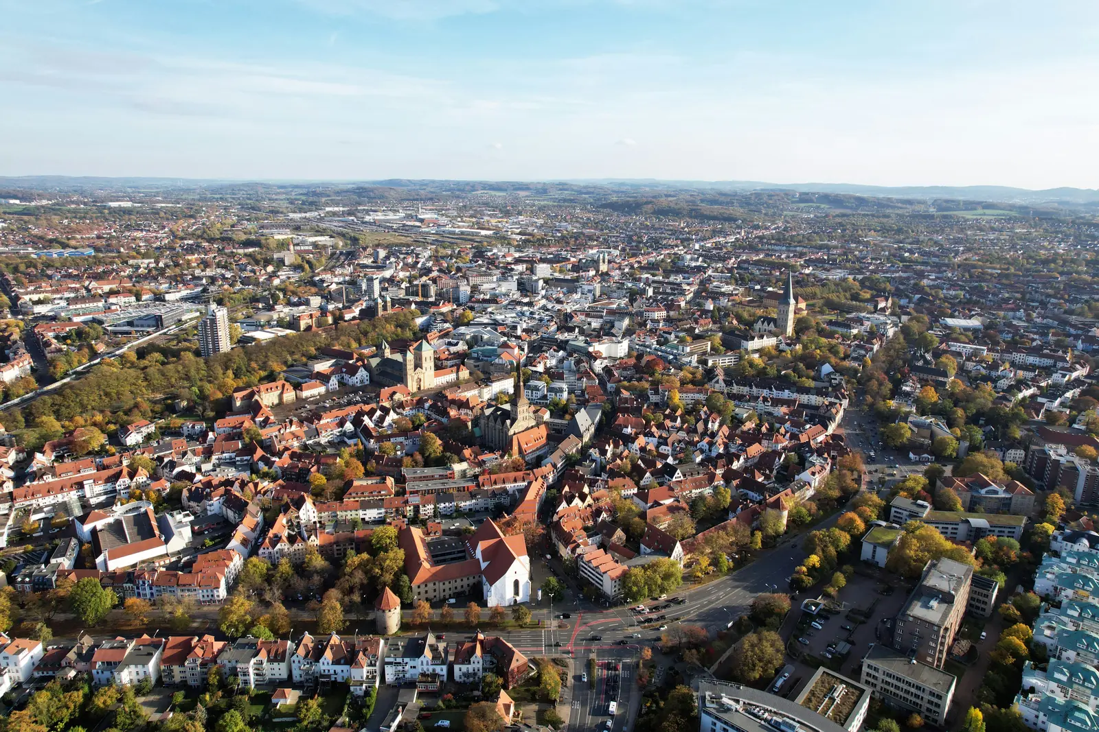 Luftaufnahme der Osnabrücker Innenstadt mit Dom und Marienkirche im Herbst.