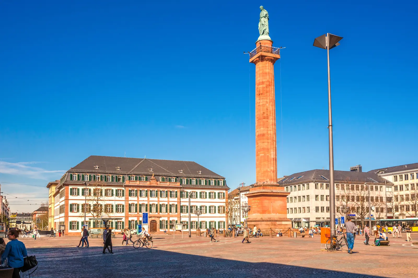 Luisenplatz in Darmstadt mit dem Ludwigsmonument und historischen Gebäuden.
