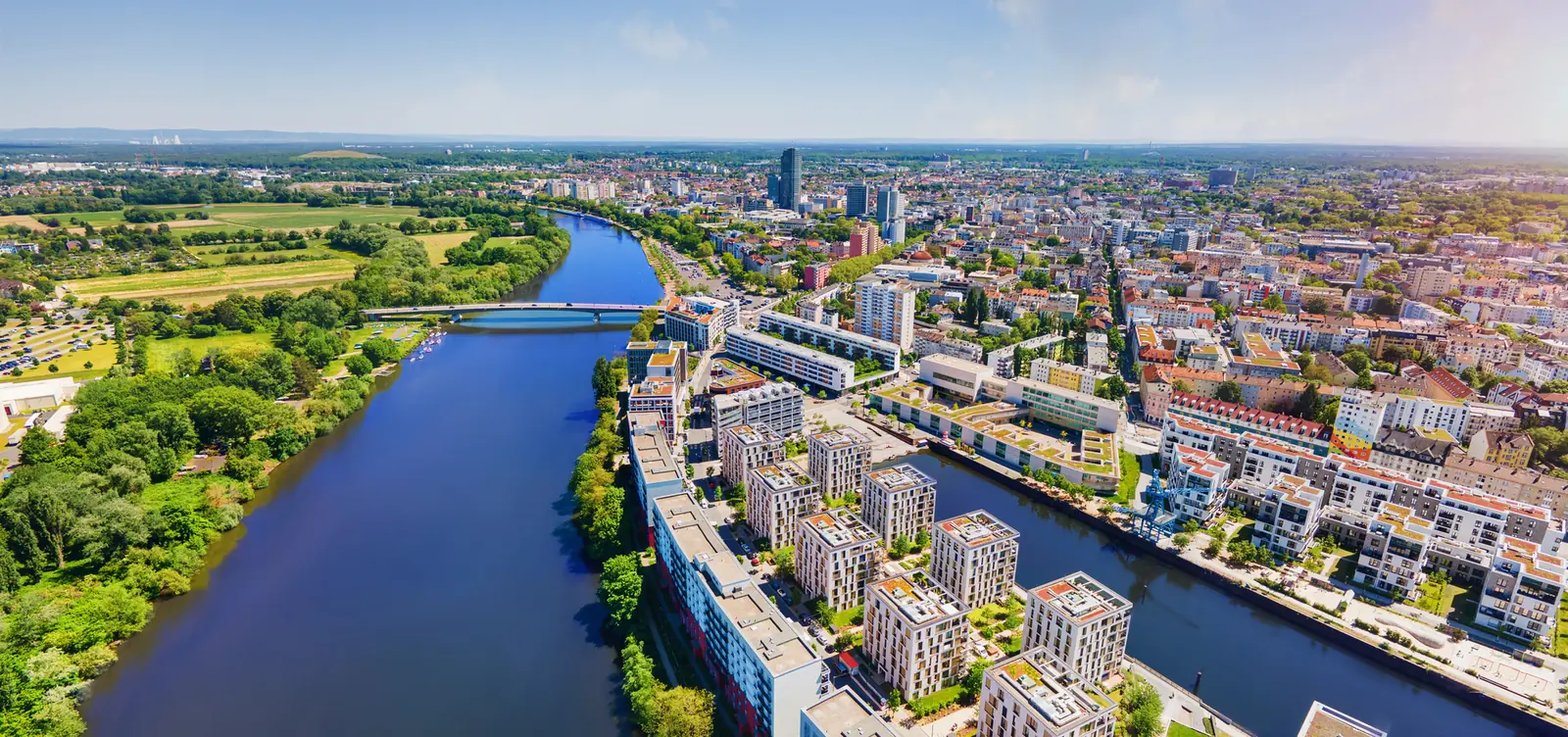 Luftaufnahme des Mains bei Offenbach mit dem Hafenquartier am Ufer.