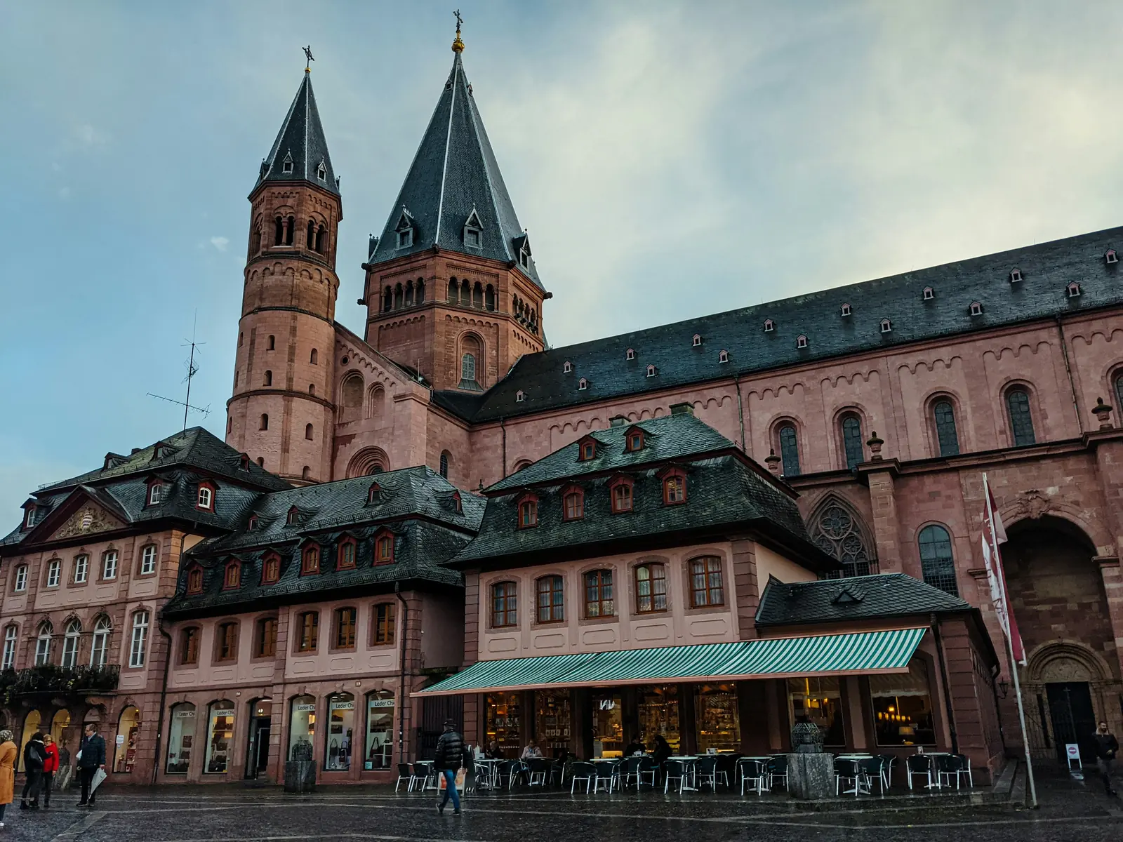 Mainzer Dom mit rotem Sandsteinturm über den Dächern der Altstadt.