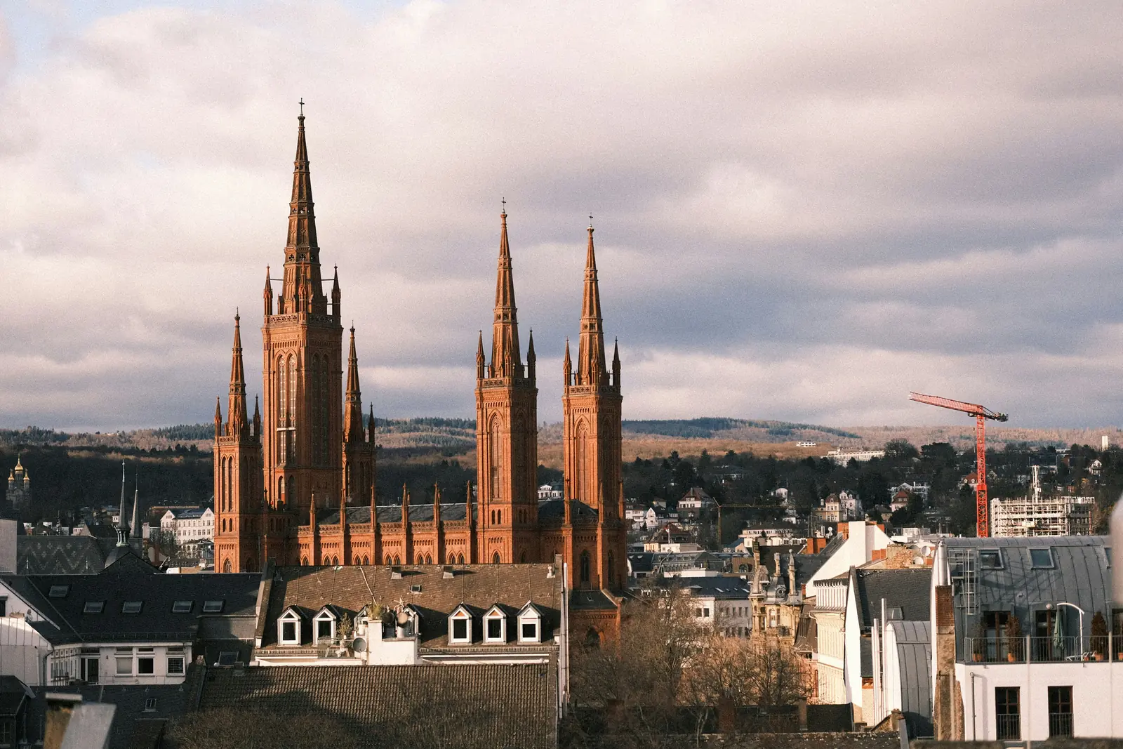 Fünf Türme der Wiesbadener Marktkirche über den Dächern der Innenstadt.