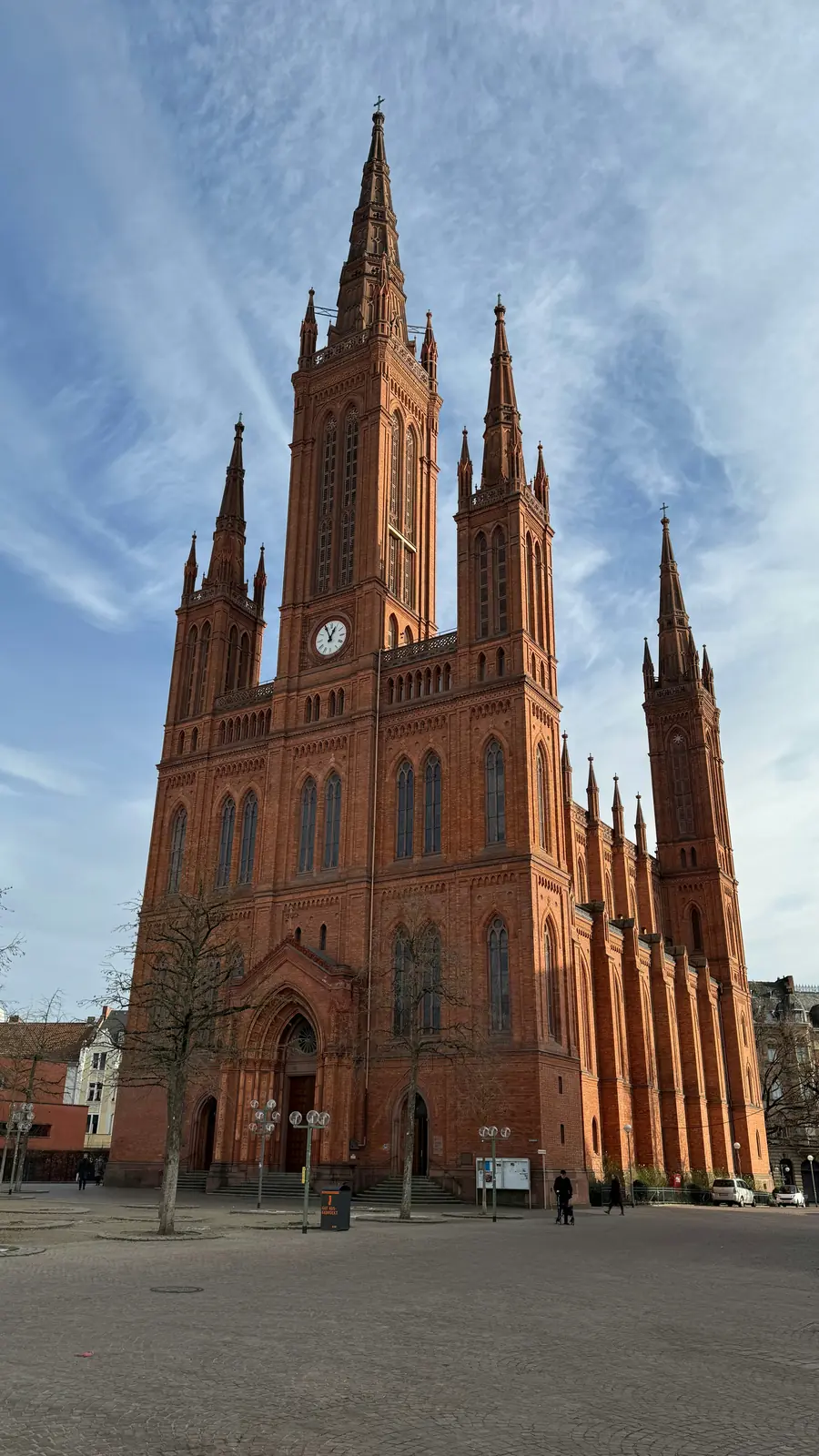 Marktkirche in Wiesbaden, neugotischer Backsteinbau mit fünf Türmen.