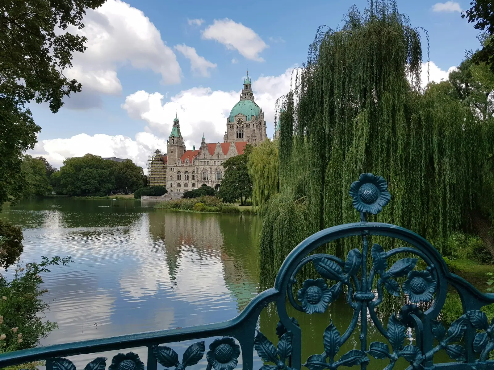 Neues Rathaus in Hannover hinter dem Maschteich, im Vordergrund ein verziertes Geländer.