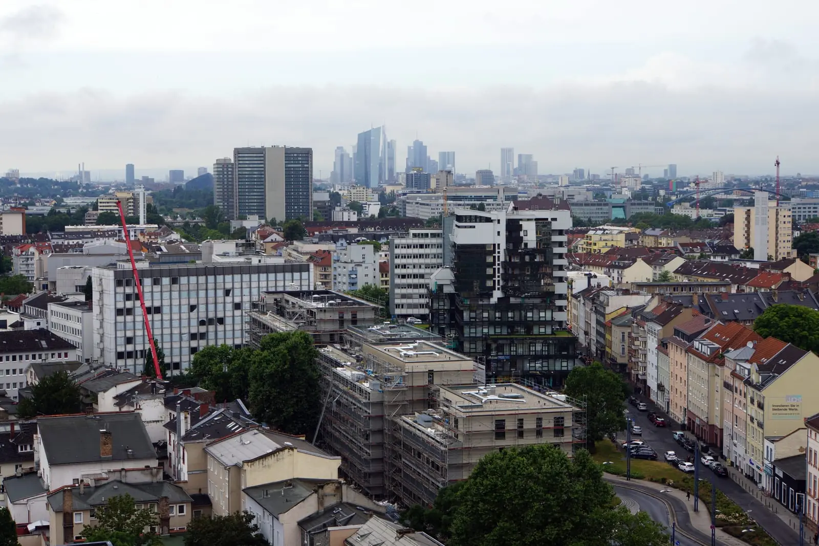 Blick über die Dächer von Offenbach zur Skyline von Frankfurt am Horizont.
