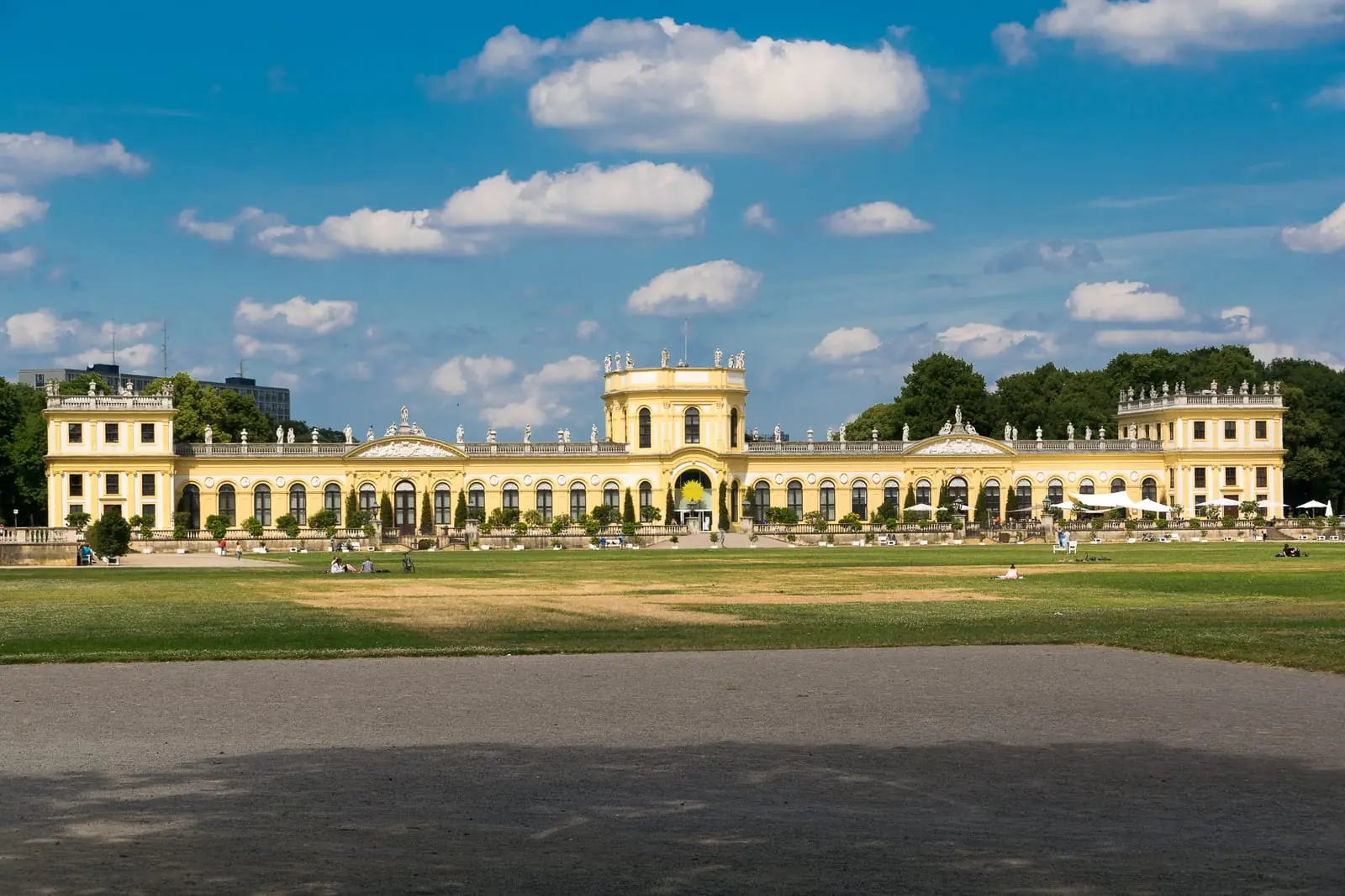 Orangerie in der Karlsaue in Kassel mit weiter Wiese davor.