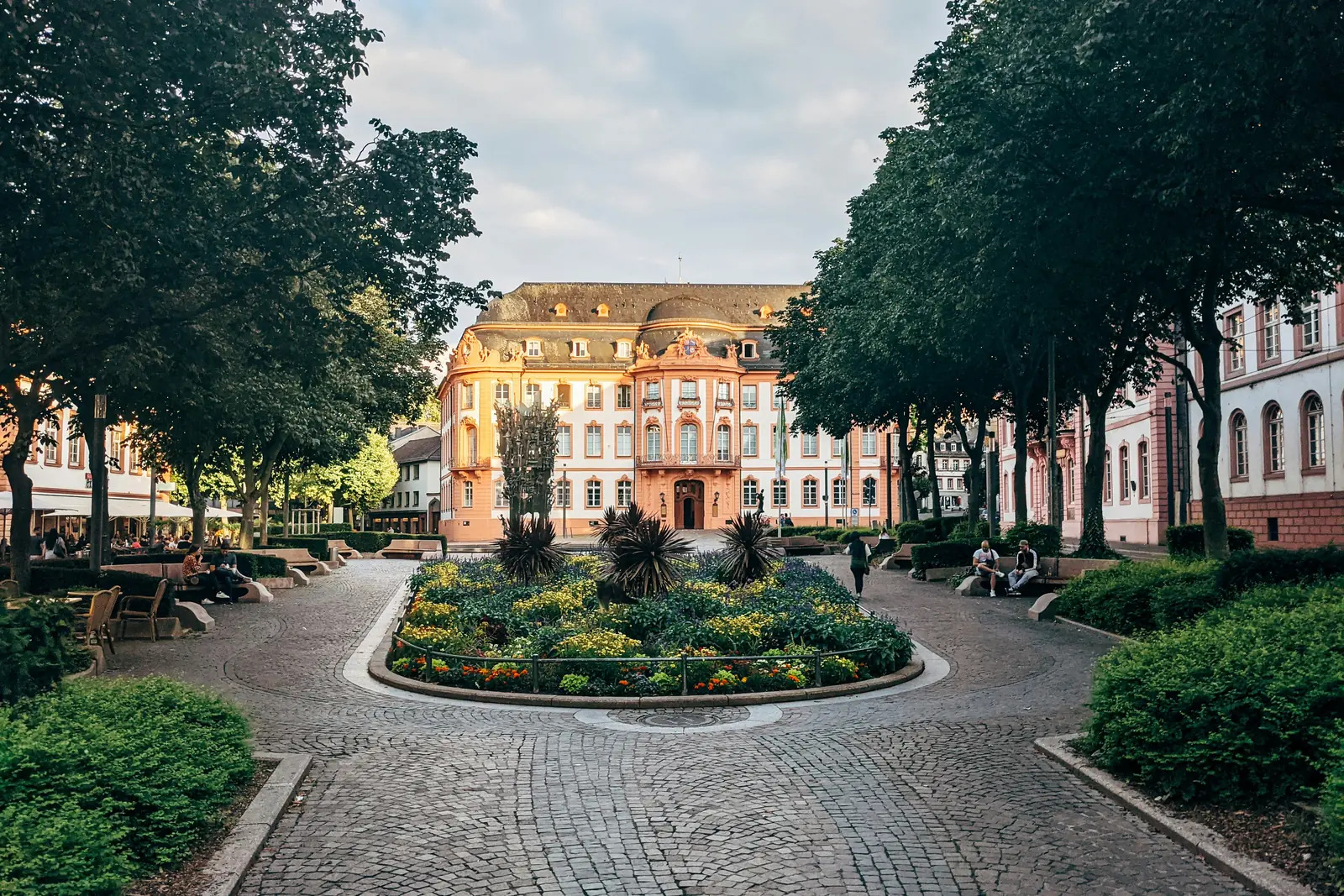 Barocker Osteiner Hof am Schillerplatz in Mainz mit Blumenbeeten davor.