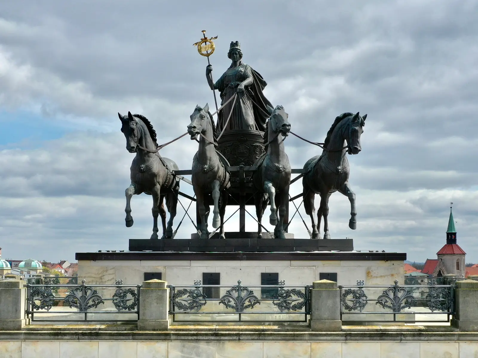 Quadriga mit vier Pferden auf dem Dach des Braunschweiger Schlosses aus der Nähe.