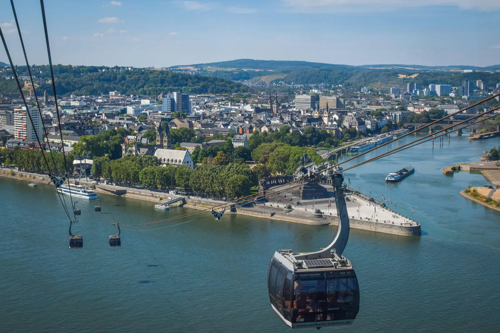 Seilbahngondel über dem Rhein in Koblenz mit Blick auf das Deutsche Eck.