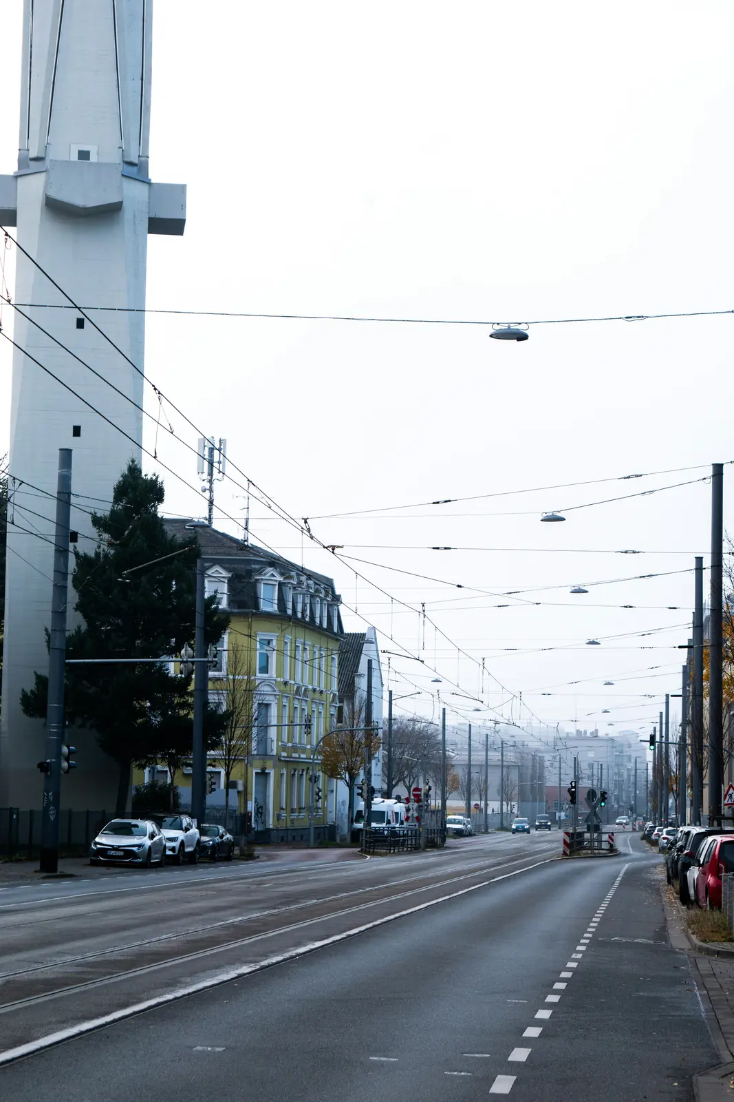 Nebliger Wintertag an einer Straße mit Straßenbahngleisen in Darmstadt.