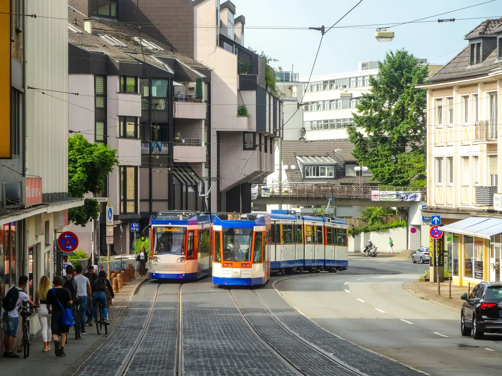 Zwei Straßenbahnen begegnen sich in einer Straße in Darmstadt.
