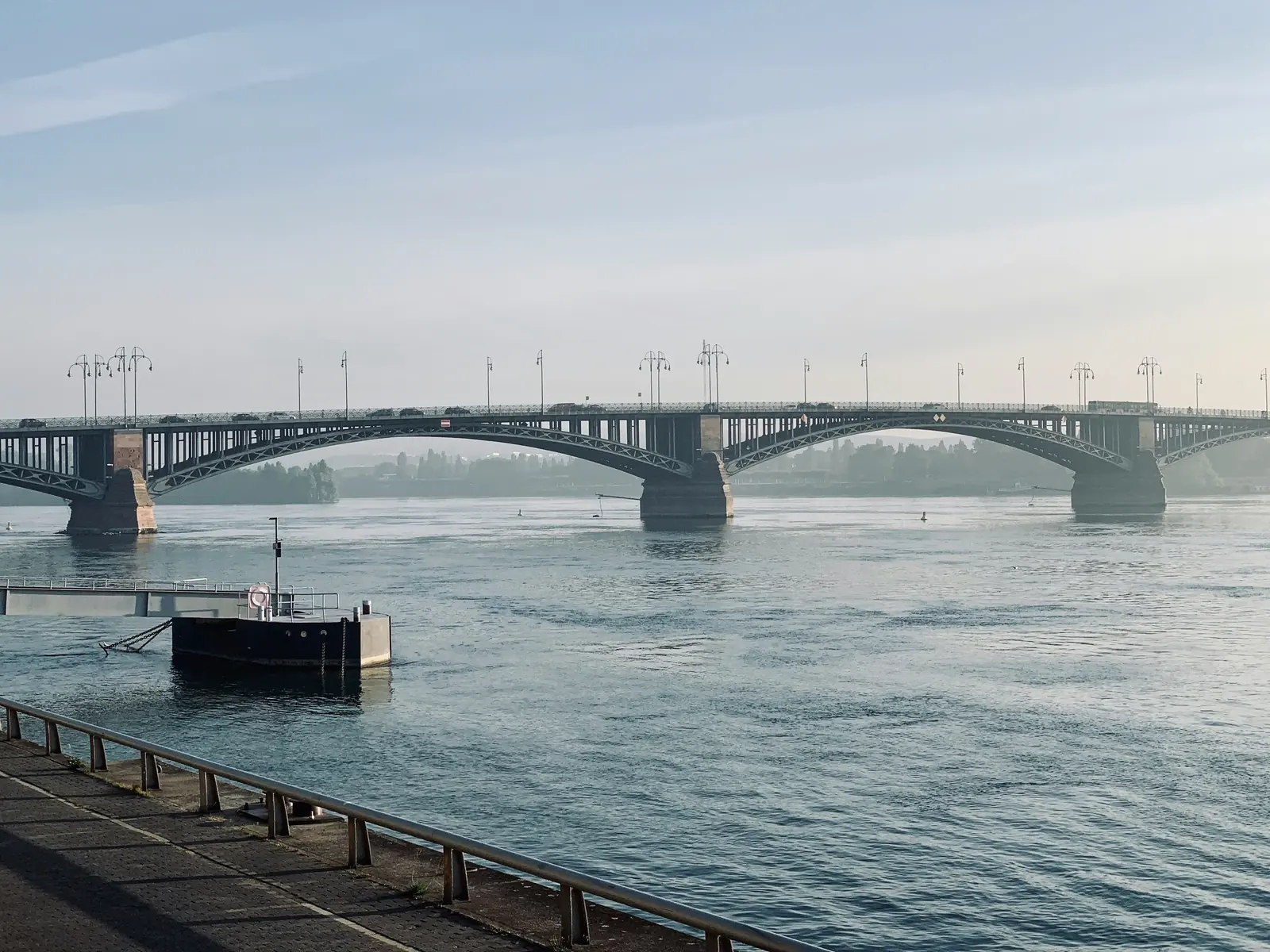 Theodor-Heuss-Brücke über den Rhein zwischen Mainz und Wiesbaden im Morgendunst.