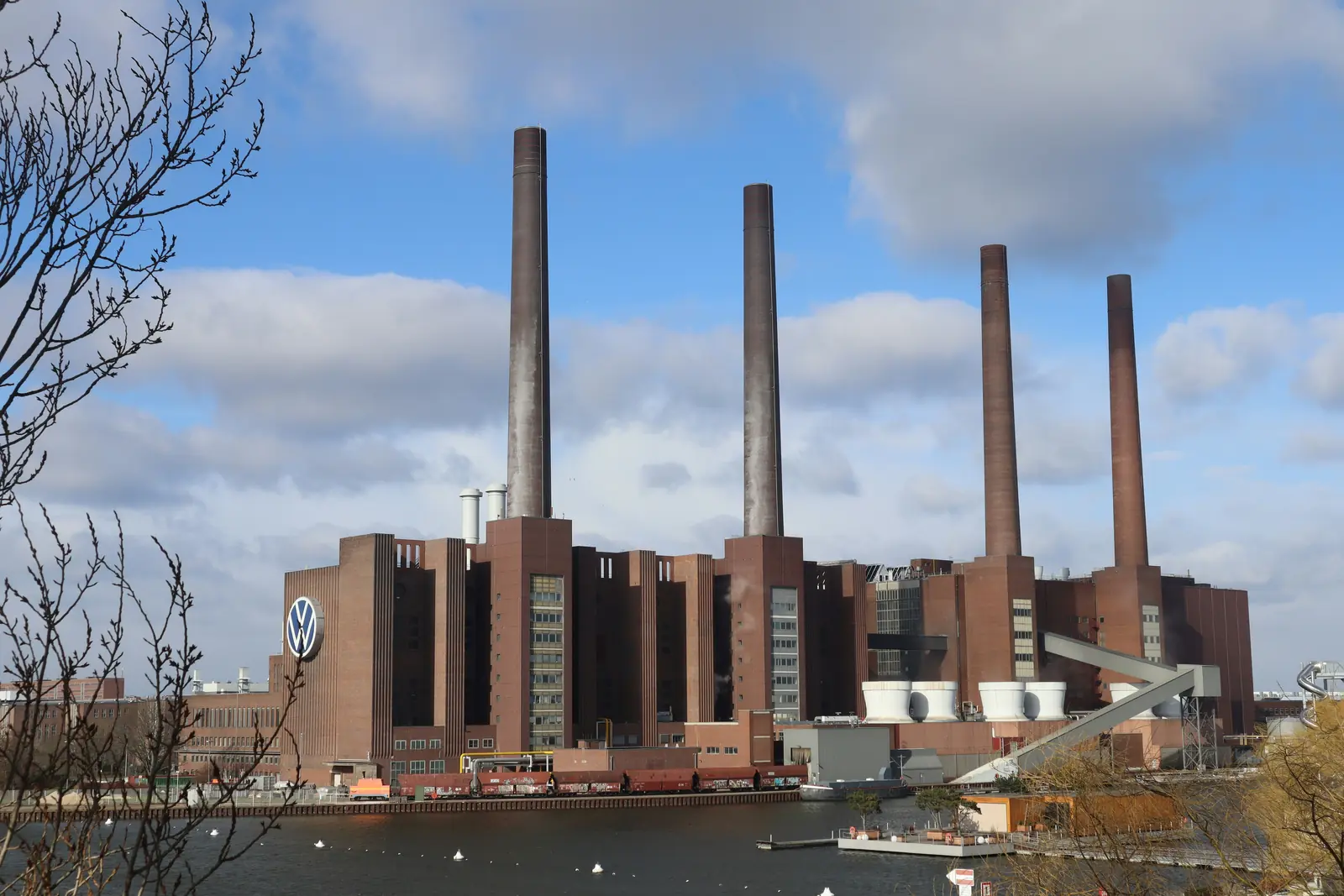 Volkswagen Kraftwerk in Wolfsburg mit vier Schornsteinen am Mittellandkanal.