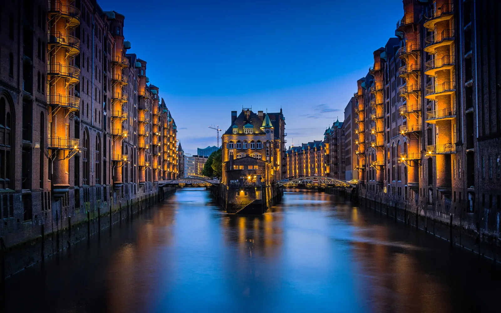 Wasserschloss in der Hamburger Speicherstadt, abends beleuchtet am Fleet.
