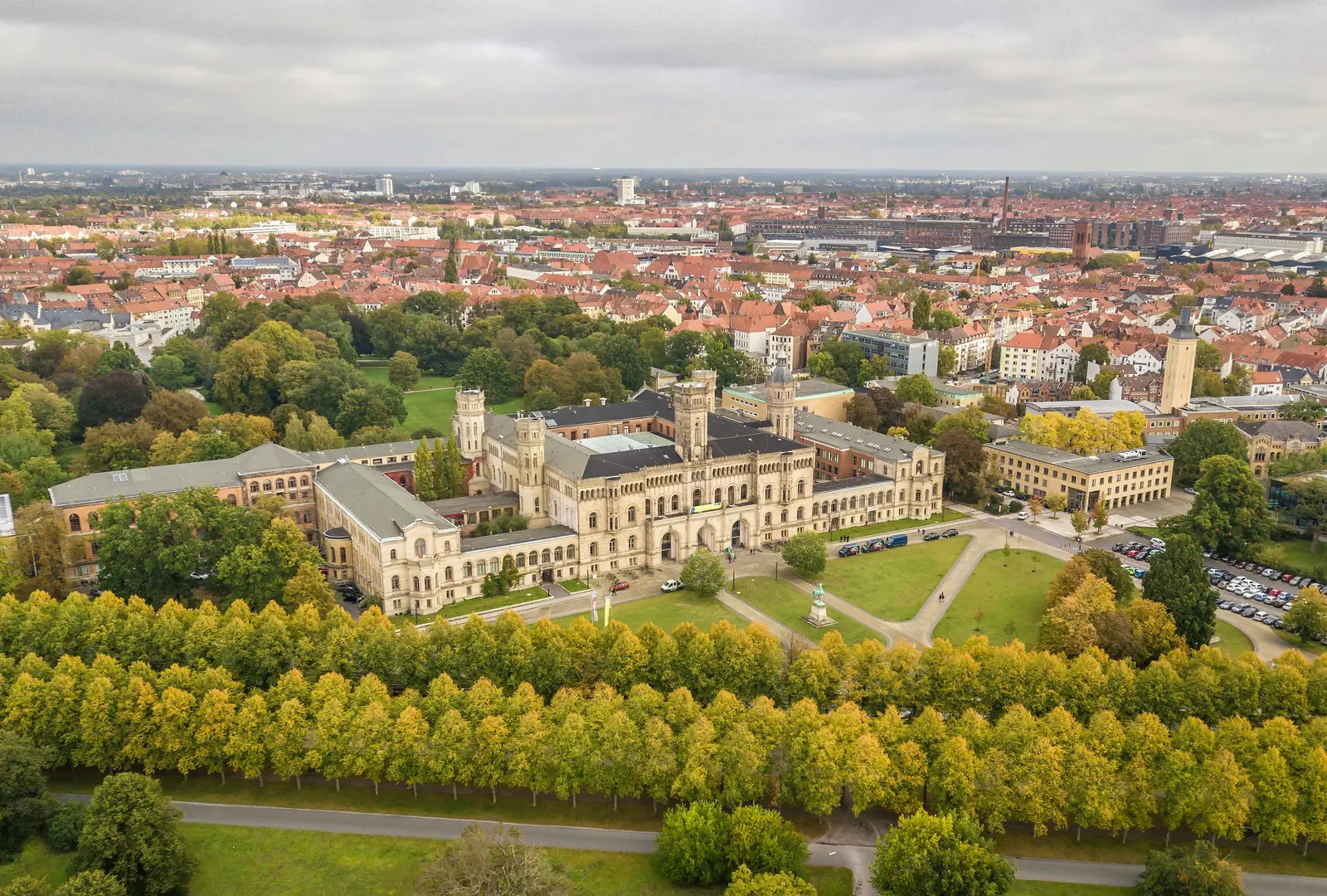 Welfenschloss in Hannover, Hauptgebäude der Leibniz Universität, aus der Luft.