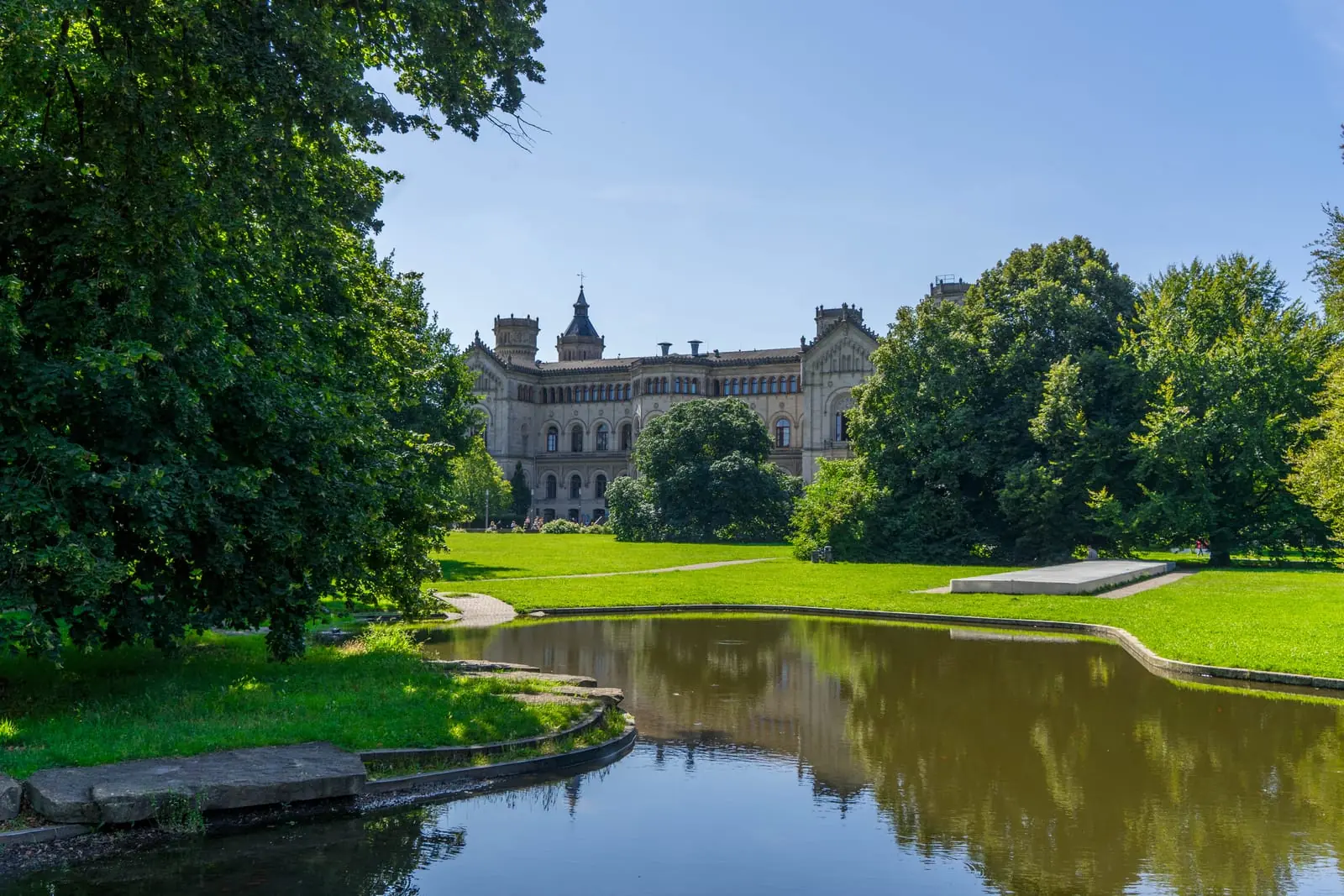 Welfenschloss in Hannover, Hauptgebäude der Leibniz Universität, hinter einem Teich im Welfengarten.