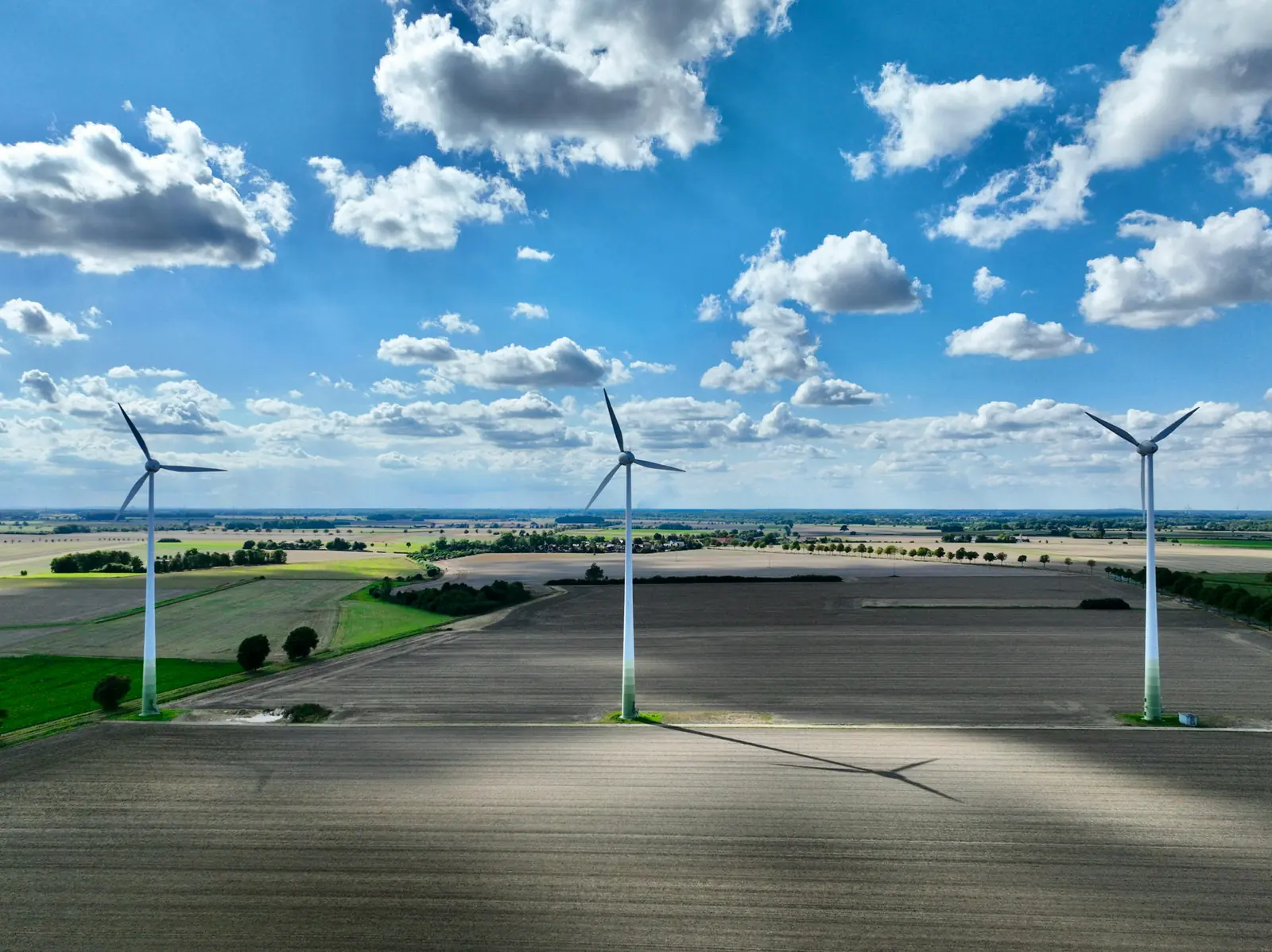 Windräder über weiten Feldern in der Umgebung von Wolfsburg.
