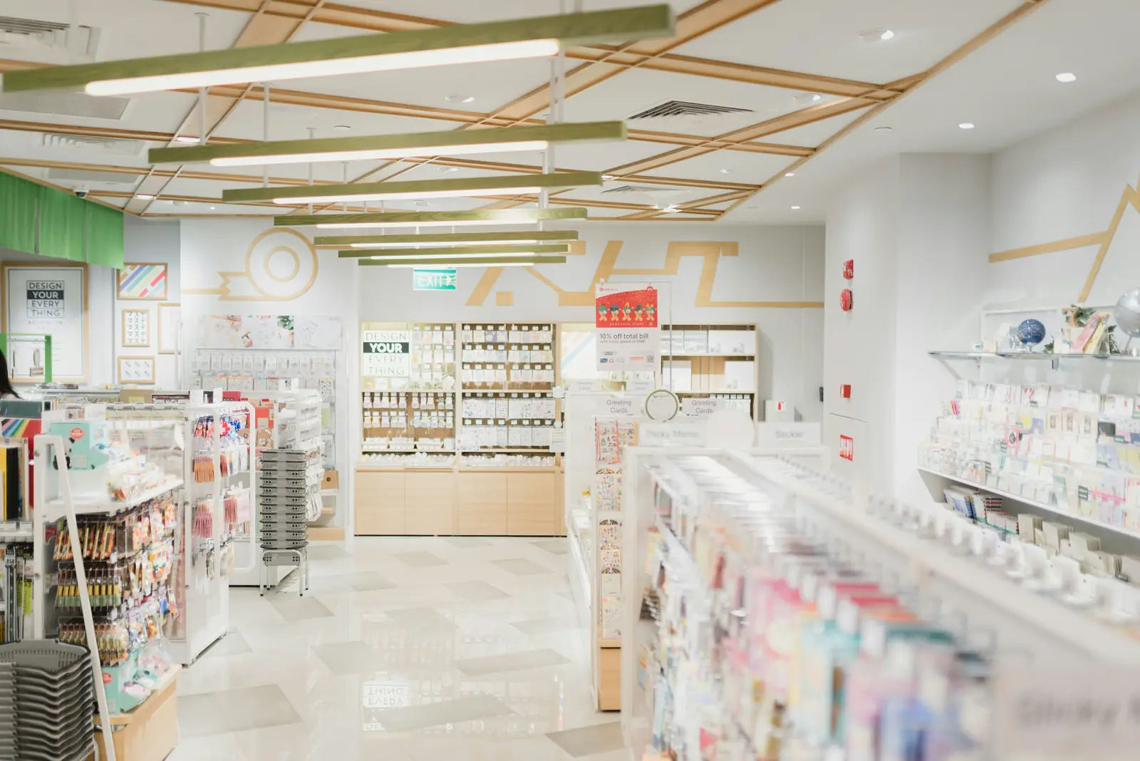 Betriebsmittelprüfung und Leiter- und Trittprüfung in der Apotheke: Verkaufsraum mit Regalen und Deckenleuchten.