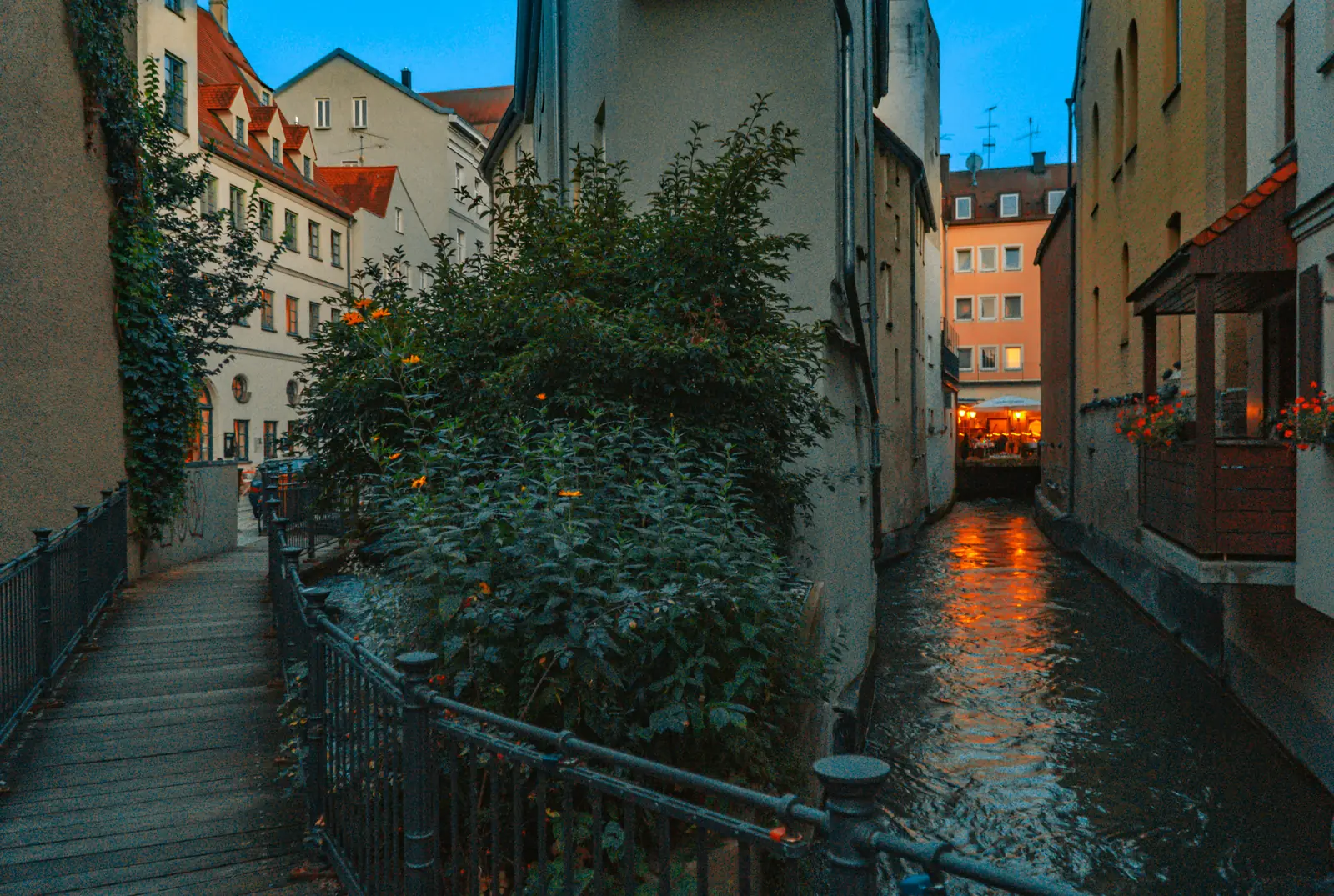 Betriebsmittelprüfung und Leiter- und Trittprüfung in Augsburg: Schmaler Kanal zwischen Altstadthäusern.