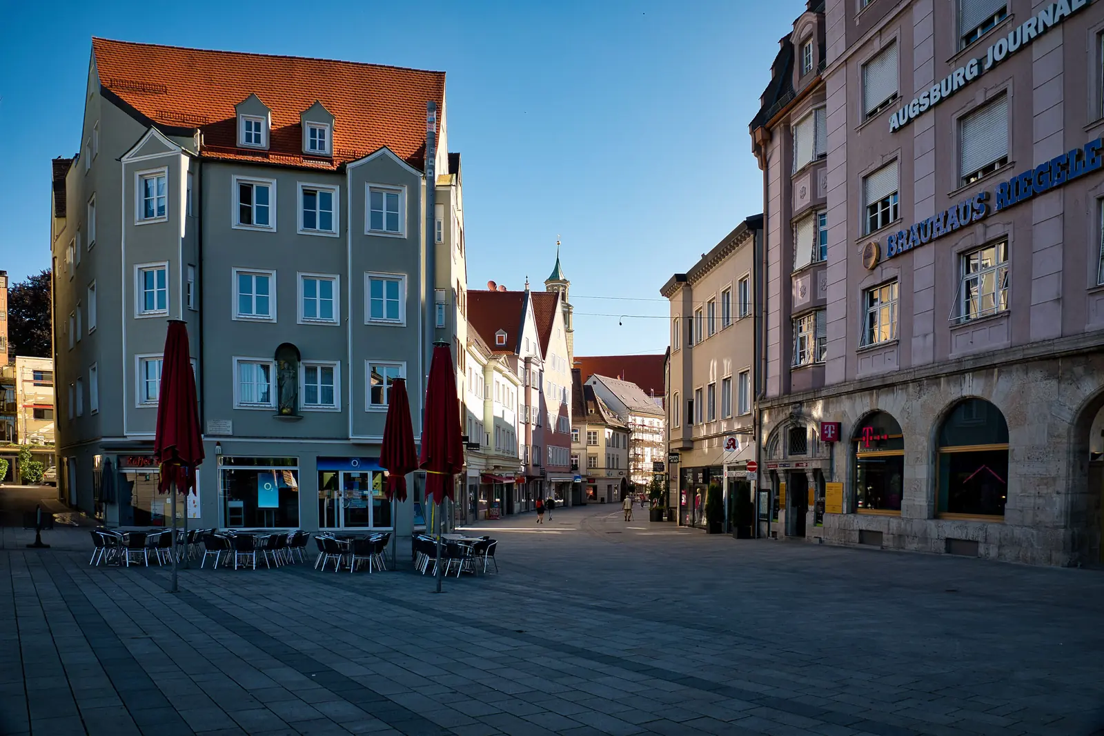 Betriebsmittelprüfung und Leiter- und Trittprüfung in Augsburg: Platz mit Giebelhäusern und Außengastronomie.