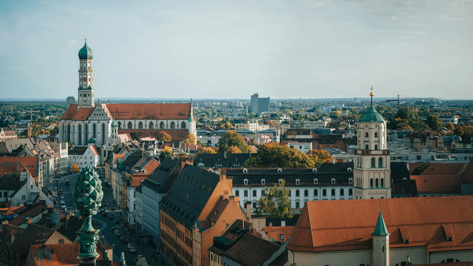 Betriebsmittelprüfung und Leiter- und Trittprüfung in Augsburg: Blick über Dächer, Kirche und Türme.