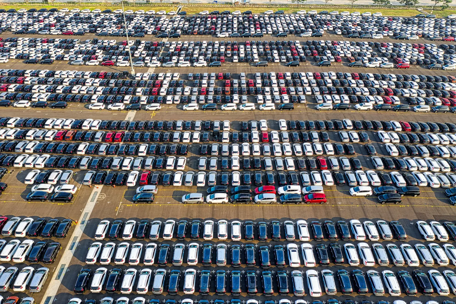 Betriebsmittelprüfung und Leiter- und Trittprüfung beim Automobilzulieferer: Luftbild eines Fahrzeuglagerplatzes.