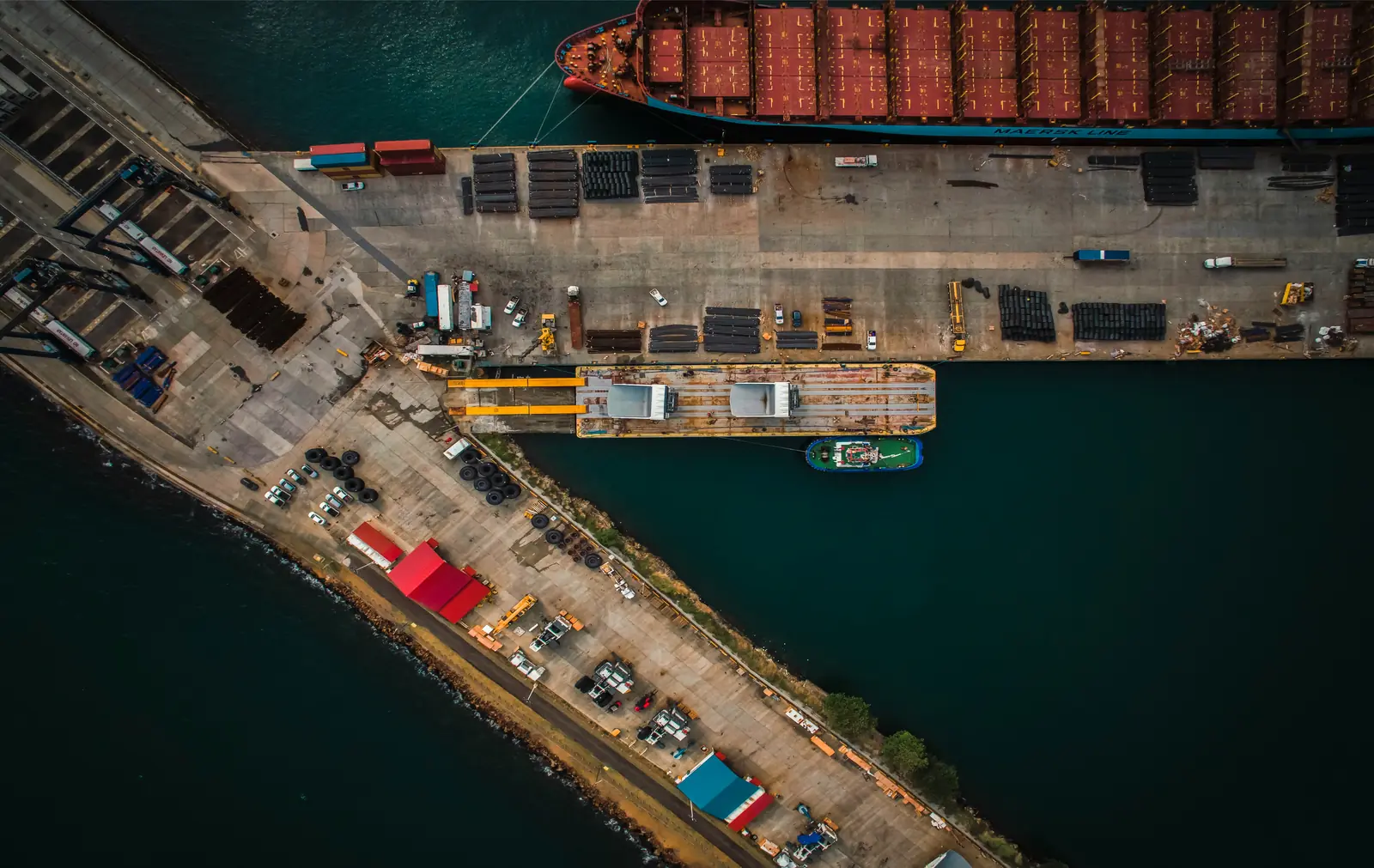 Betriebsmittelprüfung und Leiter- und Trittprüfung beim Automobilzulieferer: Luftbild vom Umschlagkai im Hafen.