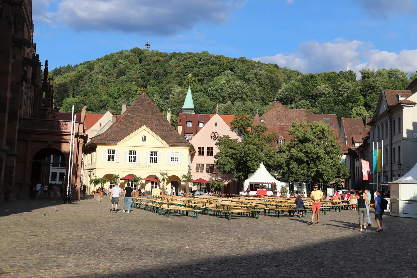 Betriebsmittelprüfung und Leiter- und Trittprüfung in Baden-Württemberg: Altstadtplatz mit Bierbänken vor dem Bergrücken.