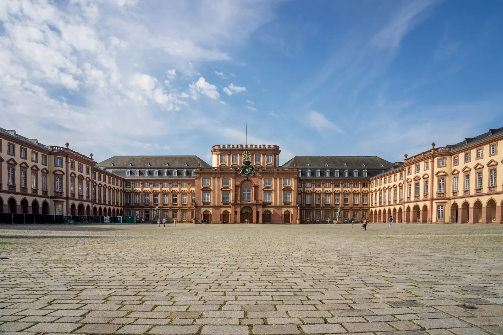 Betriebsmittelprüfung und Leiter- und Trittprüfung in Baden-Württemberg: Barocke Schlossanlage mit weitem Ehrenhof.