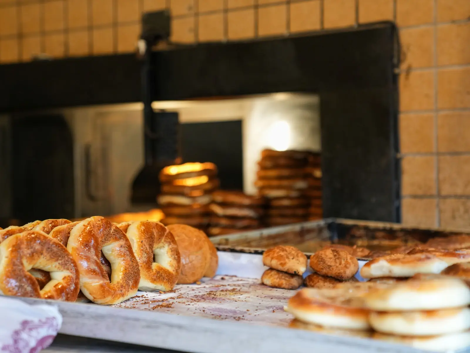 Betriebsmittelprüfung und Leiter- und Trittprüfung in der Bäckerei: Gebäck auf Blechen vor dem Ofen.