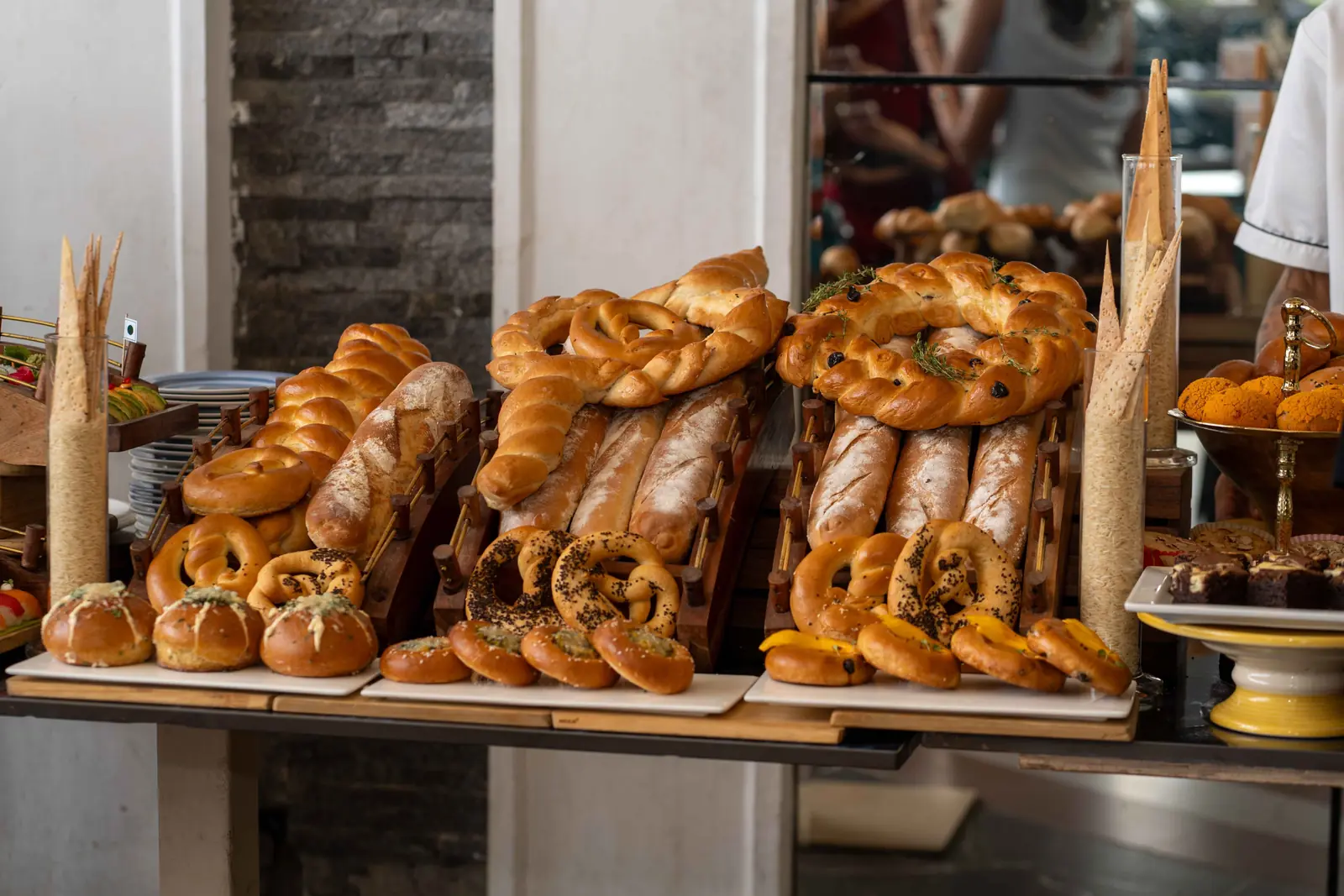 Betriebsmittelprüfung und Leiter- und Trittprüfung in der Bäckerei: Brot und Brezeln auf der Verkaufstheke.