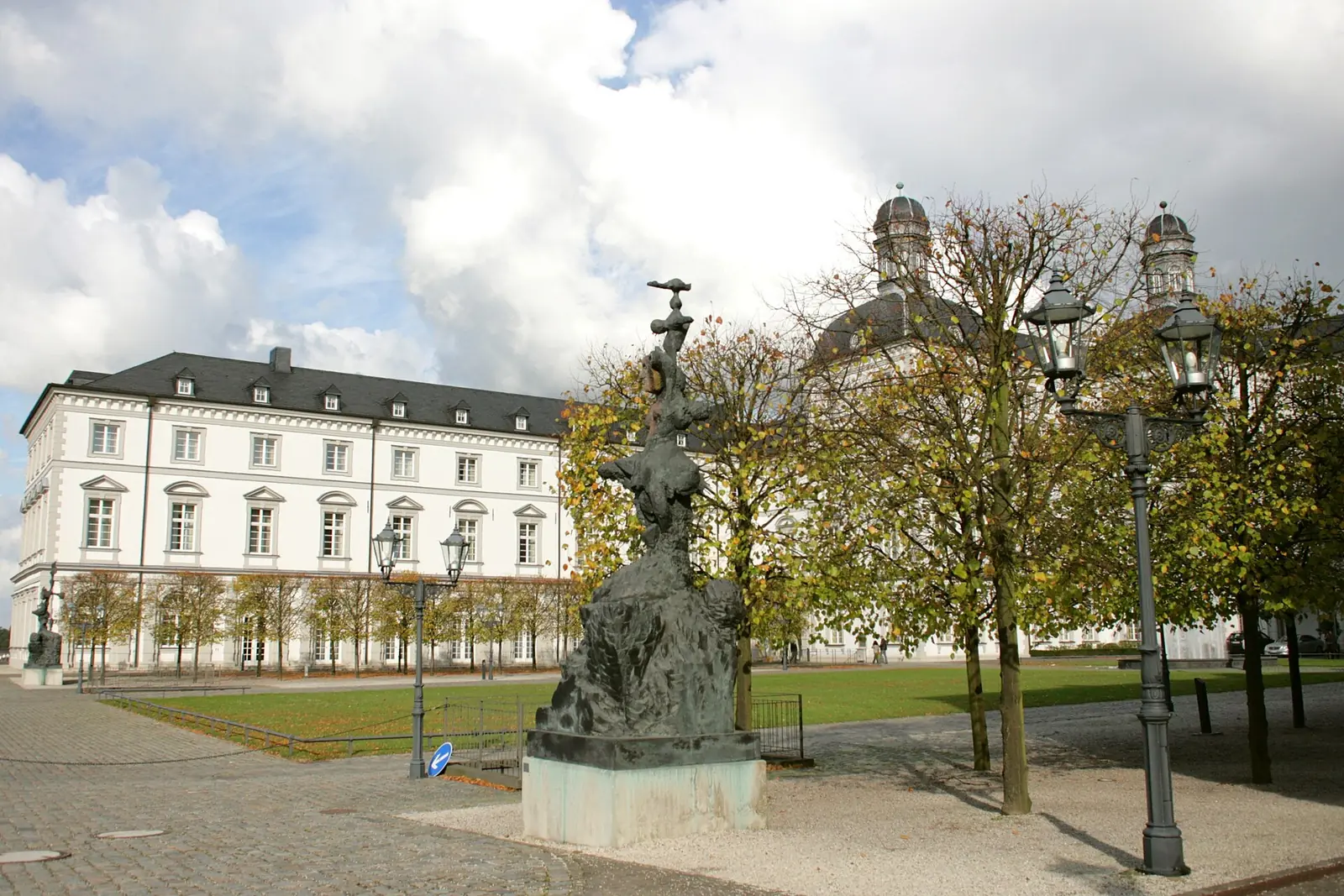 Betriebsmittelprüfung und Leiter- und Trittprüfung in Bergisch Gladbach: Denkmal und Allee vor dem Schlossgelände.