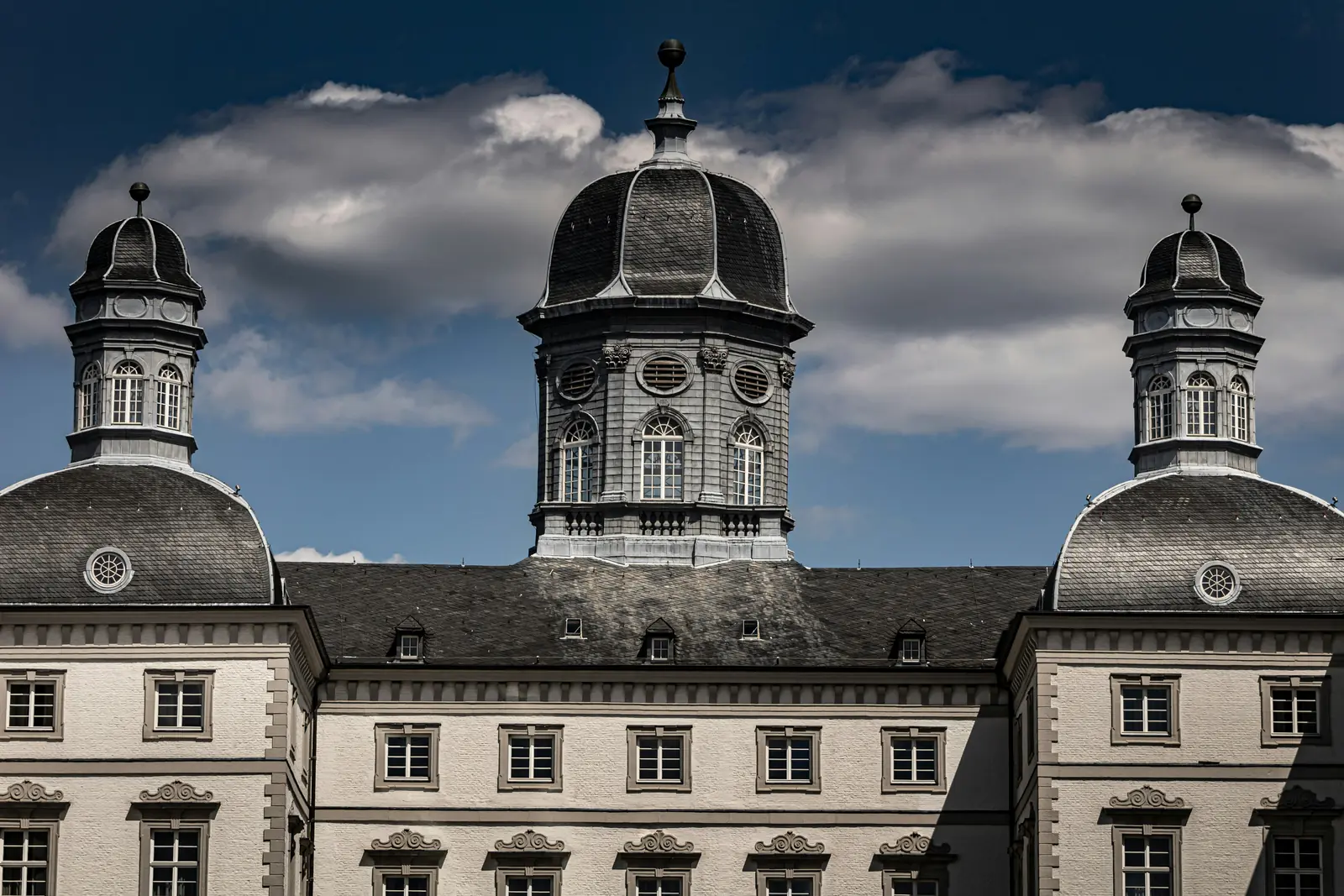 Betriebsmittelprüfung und Leiter- und Trittprüfung in Bergisch Gladbach: Kuppeltürme von Schloss Bensberg.