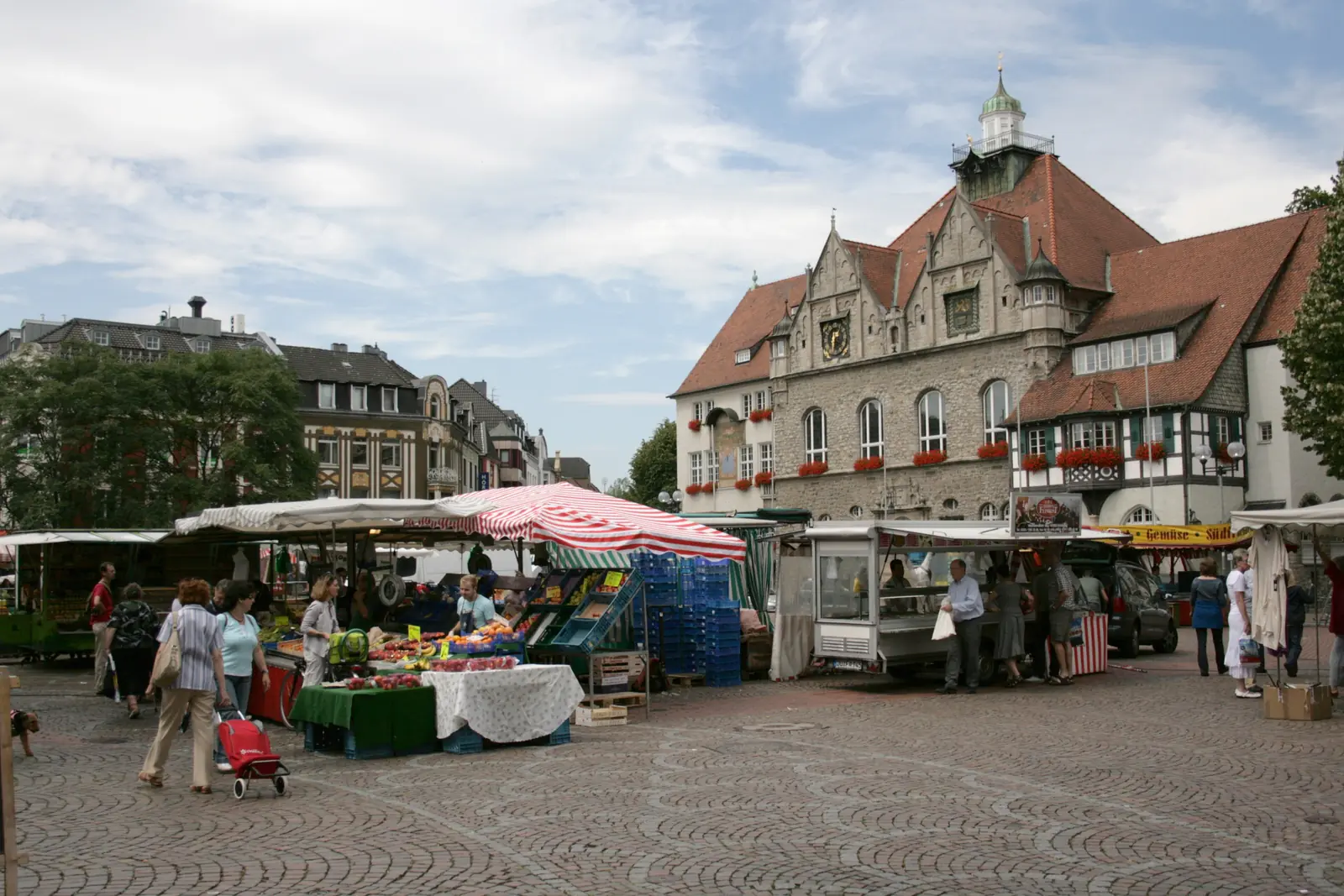Betriebsmittelprüfung und Leiter- und Trittprüfung in Bergisch Gladbach: Wochenmarkt vor dem historischen Rathaus.
