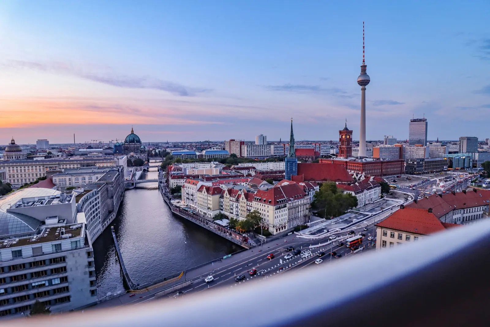 Betriebsmittelprüfung und Leiter- und Trittprüfung in Berlin: Blick von einer Dachterrasse über die Innenstadt.
