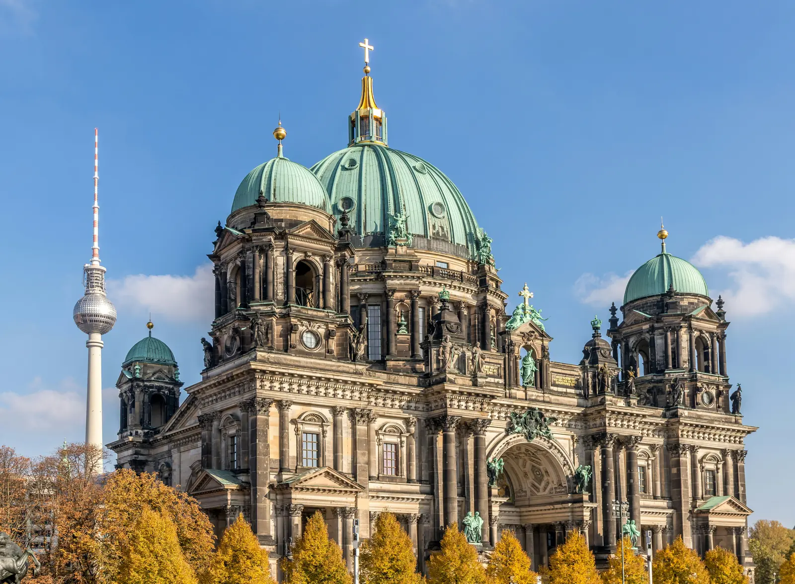 Betriebsmittelprüfung und Leiter- und Trittprüfung in Berlin: Kuppelkirche und Fernsehturm über Herbstbäumen.