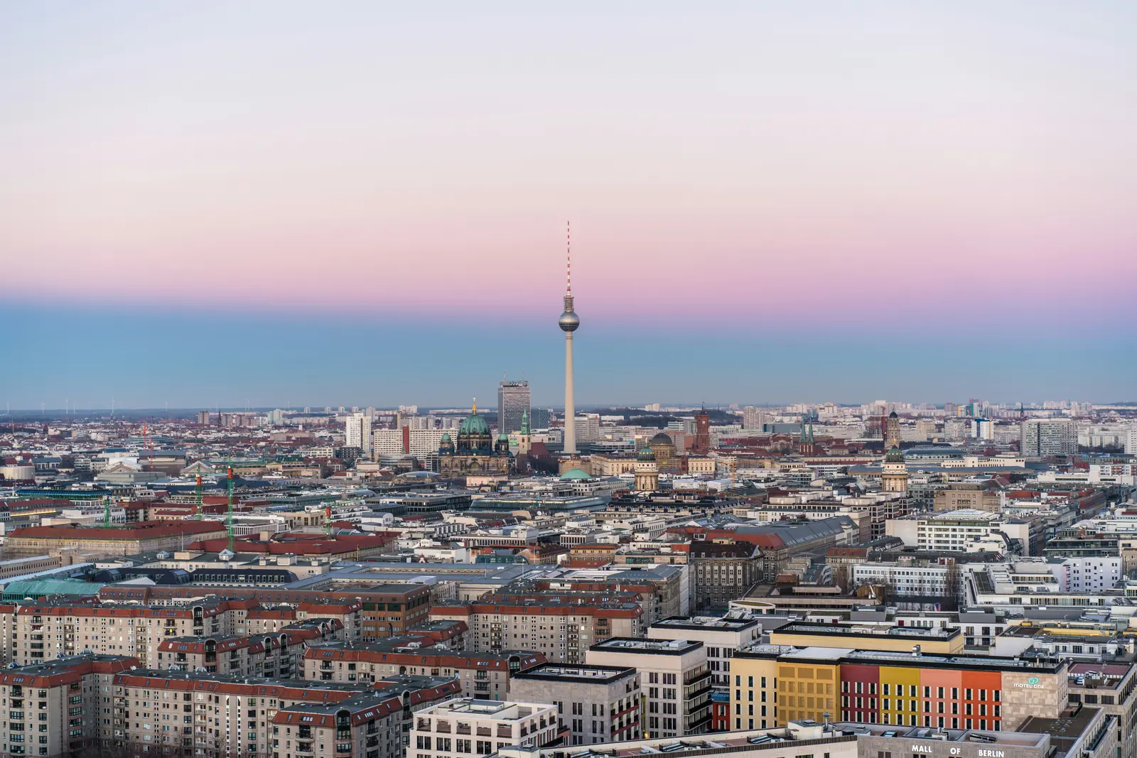 Betriebsmittelprüfung und Leiter- und Trittprüfung in Berlin: Stadtpanorama mit Fernsehturm im Morgenrot.