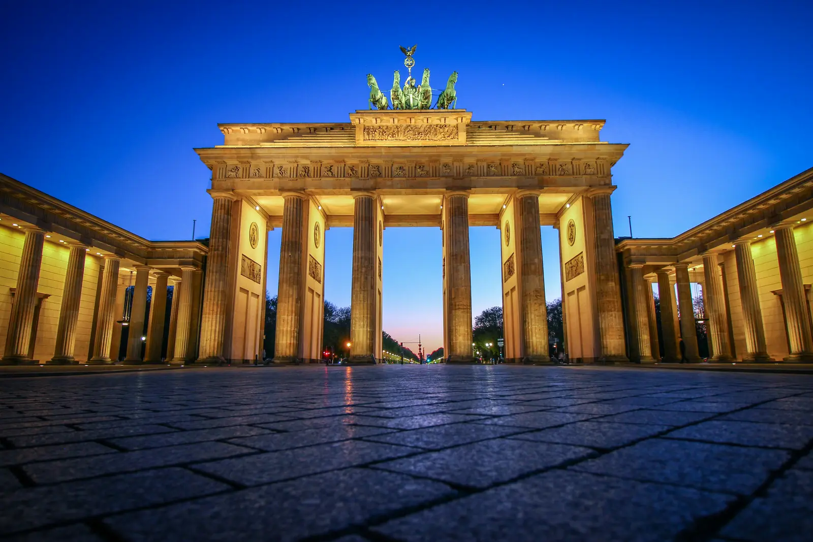 Betriebsmittelprüfung und Leiter- und Trittprüfung in Berlin: Beleuchtetes Säulentor zur blauen Stunde.