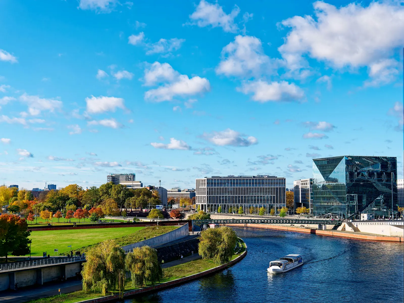 Betriebsmittelprüfung und Leiter- und Trittprüfung in Berlin: Spree mit Bürobauten und Ausflugsschiff.