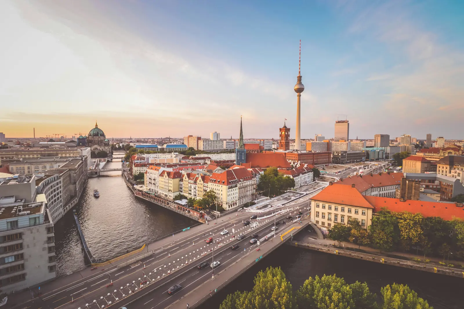 Betriebsmittelprüfung und Leiter- und Trittprüfung in Berlin: Spreebogen mit Fernsehturm im Abendlicht.