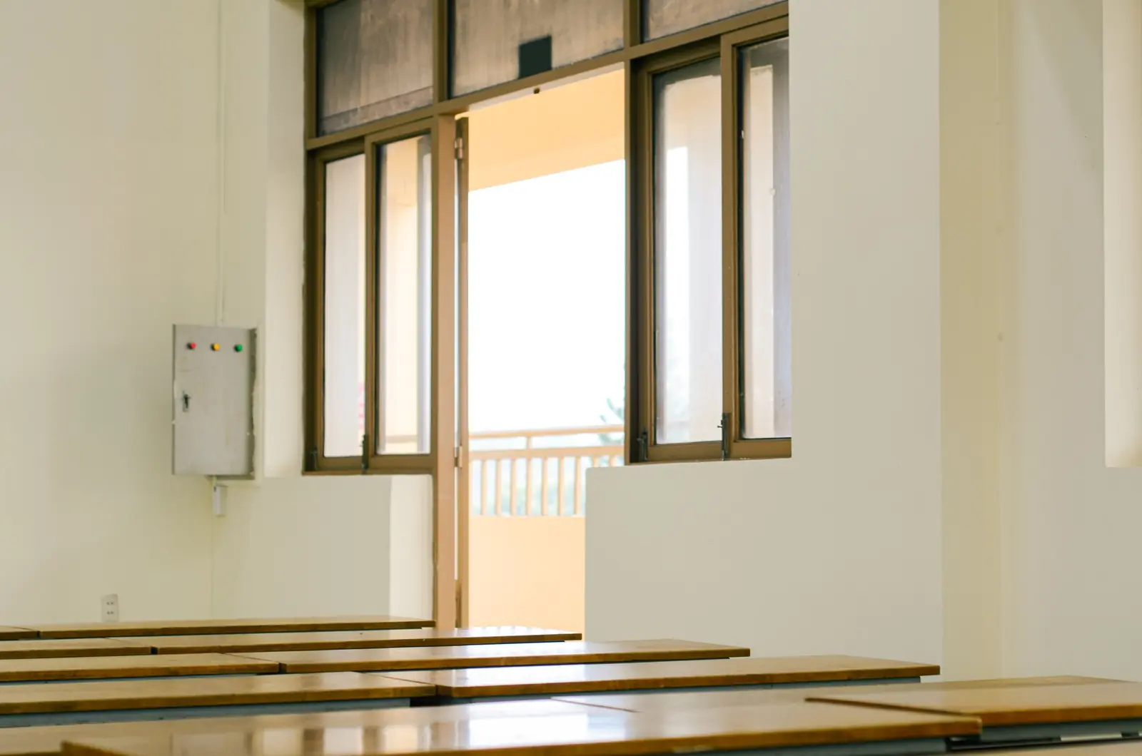Betriebsmittelprüfung beim Bildungsträger: Schaltkasten an der Wand im Unterrichtsraum.