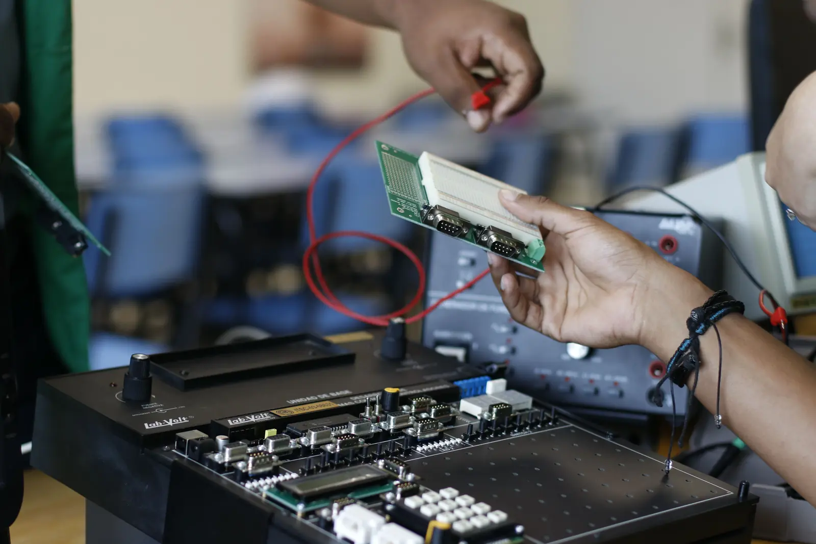 Betriebsmittelprüfung im Callcenter: Messung an einer Elektronikbaugruppe mit Prüfadapter.