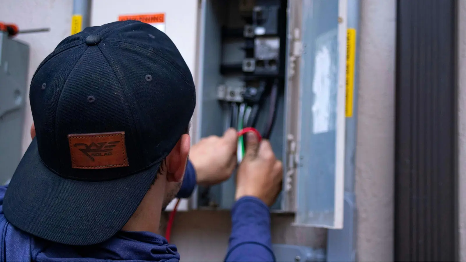 Betriebsmittelprüfung im Catering: Techniker verdrahtet einen Verteilerkasten.
