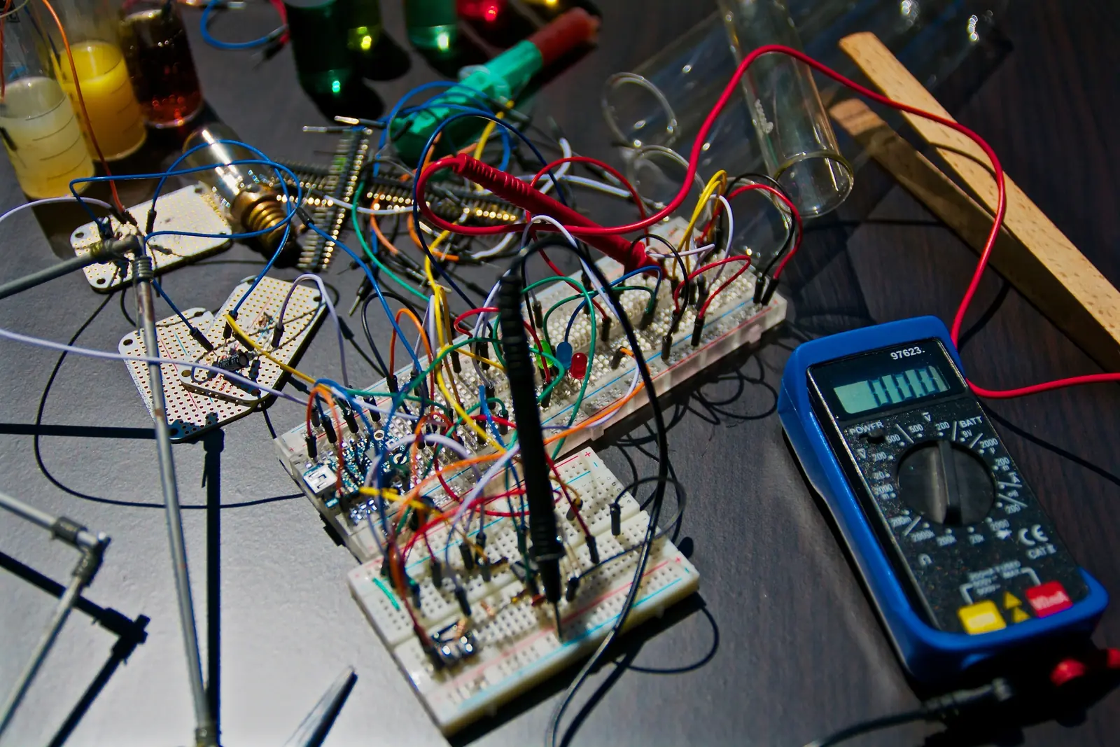 Betriebsmittelprüfung im Chemieunternehmen: Messung mit dem Multimeter an einer Schaltung.
