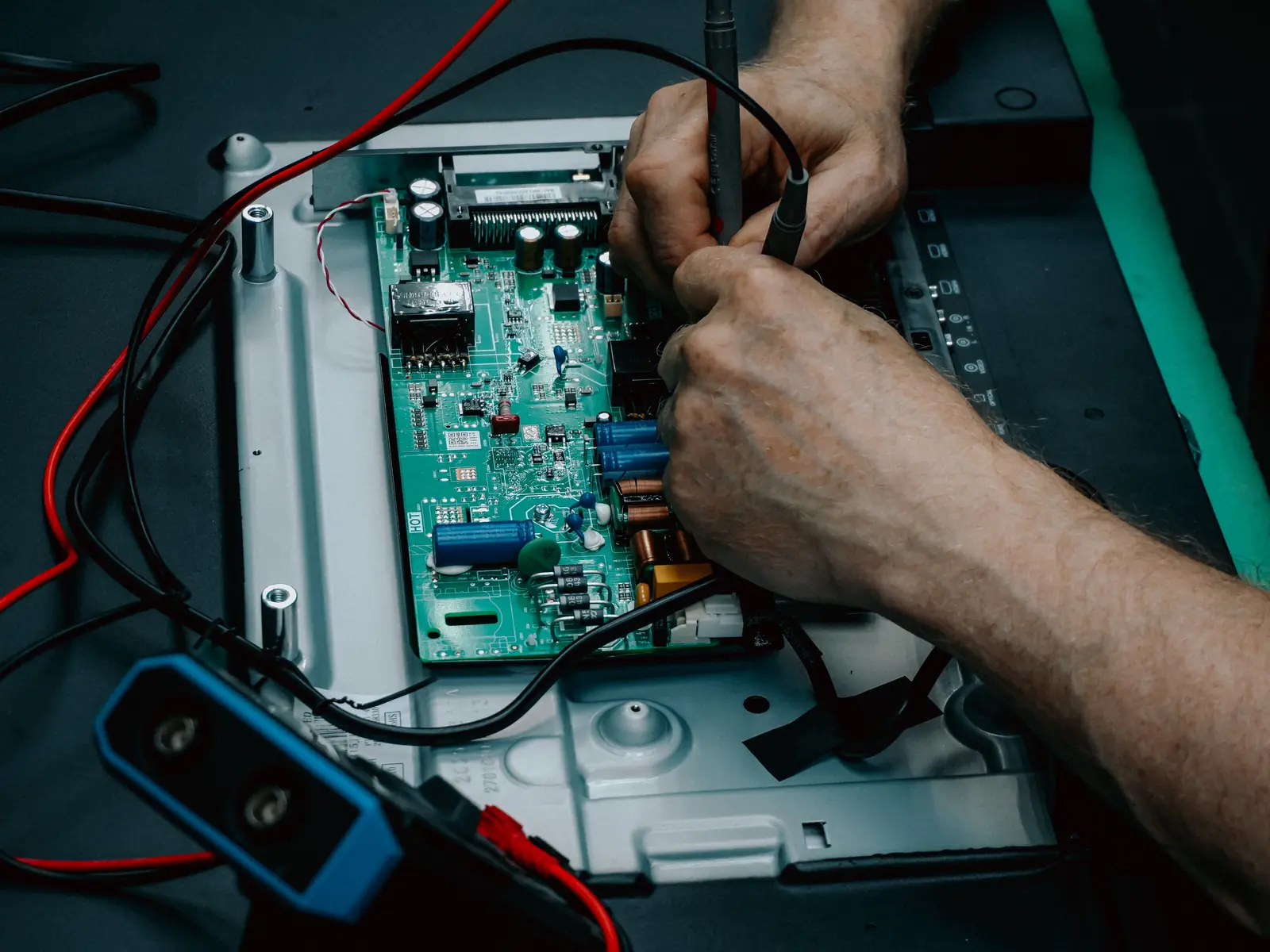 Betriebsmittelprüfung im Filialunternehmen: Messung an der Elektronik eines Geräts.