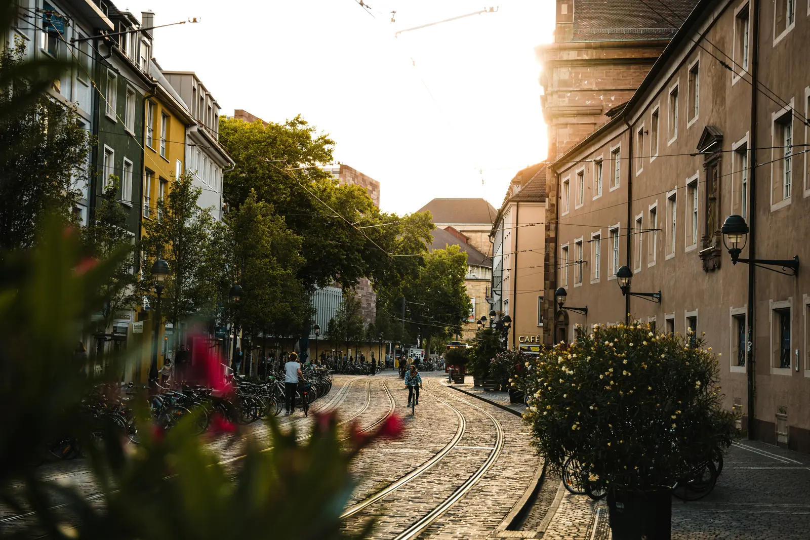 Betriebsmittelprüfung in Freiburg: Oberleitungen über der Gasse mit Gleisen.