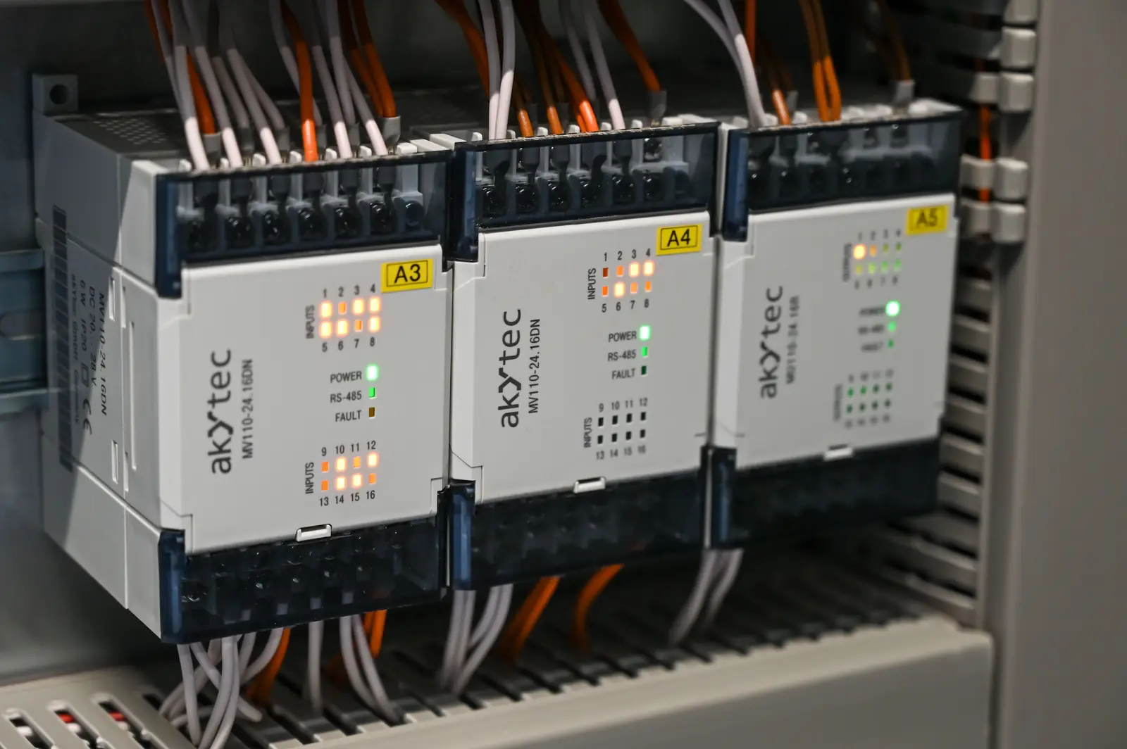 Betriebsmittelprüfung im Hotel: Steuerungsmodule mit Status-LEDs im Schaltschrank.