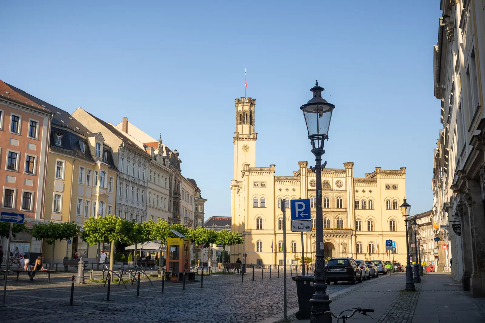 Betriebsmittelprüfung in Ingolstadt: Straßenleuchte vor dem Rathaus am Platz.