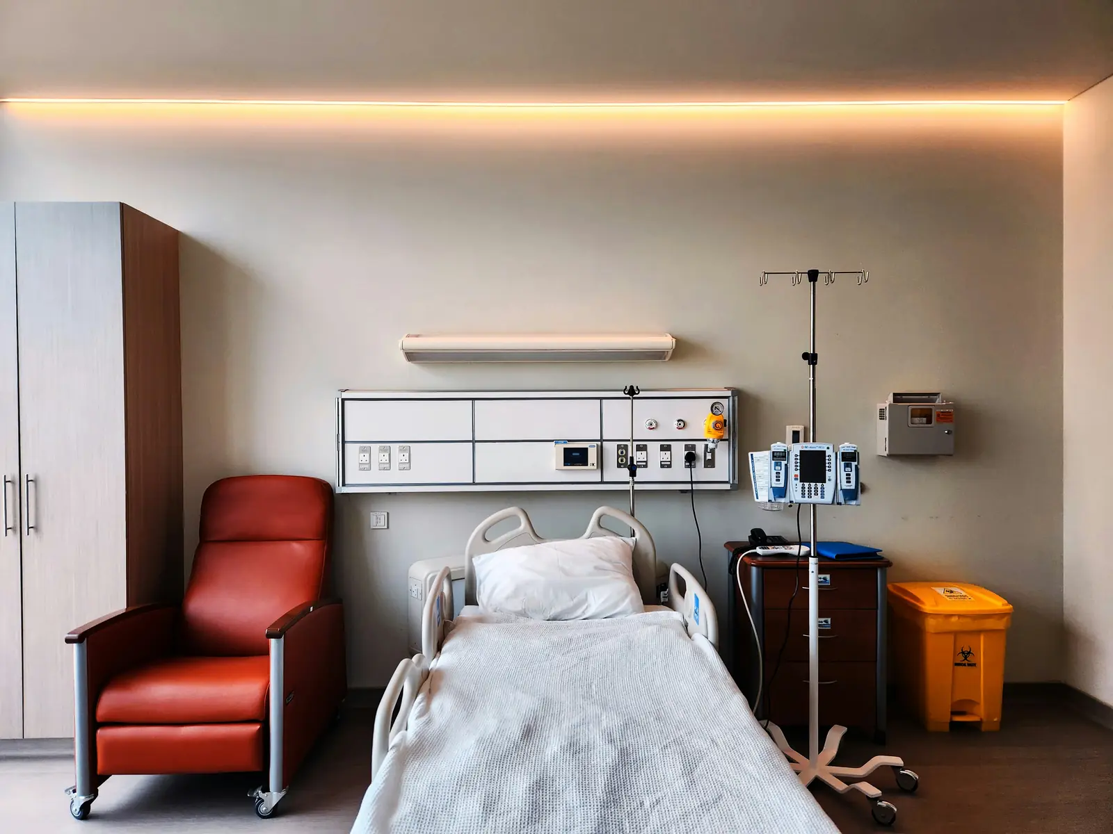 Betriebsmittelprüfung im Krankenhaus: Patientenzimmer mit Versorgungsleiste und Infusionspumpe.