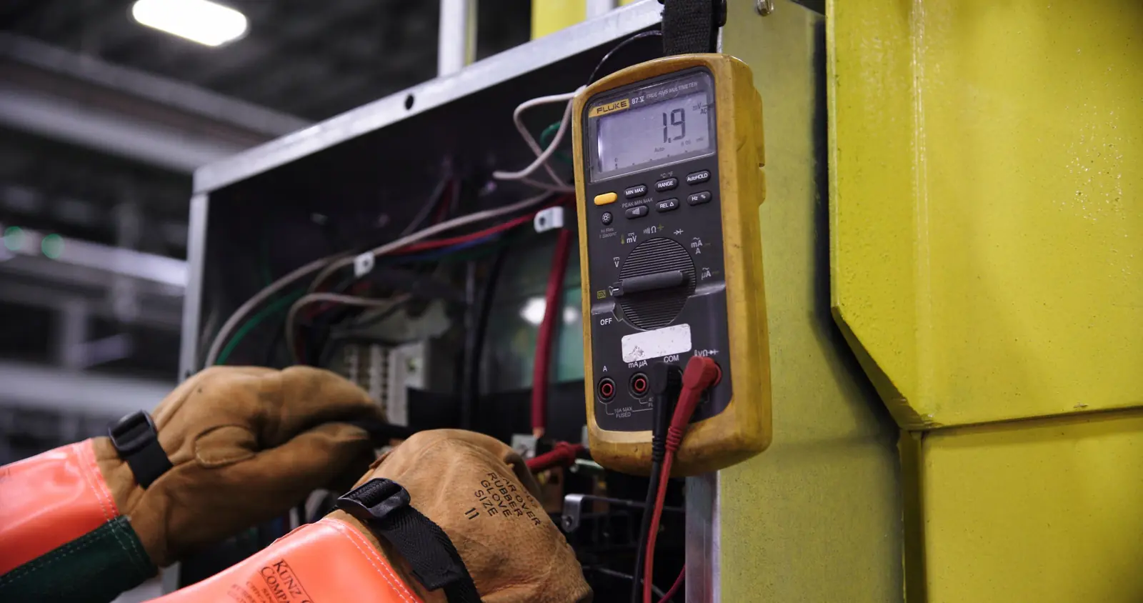 Betriebsmittelprüfung im Lager: Messung mit dem Multimeter an einer Maschinensteuerung.
