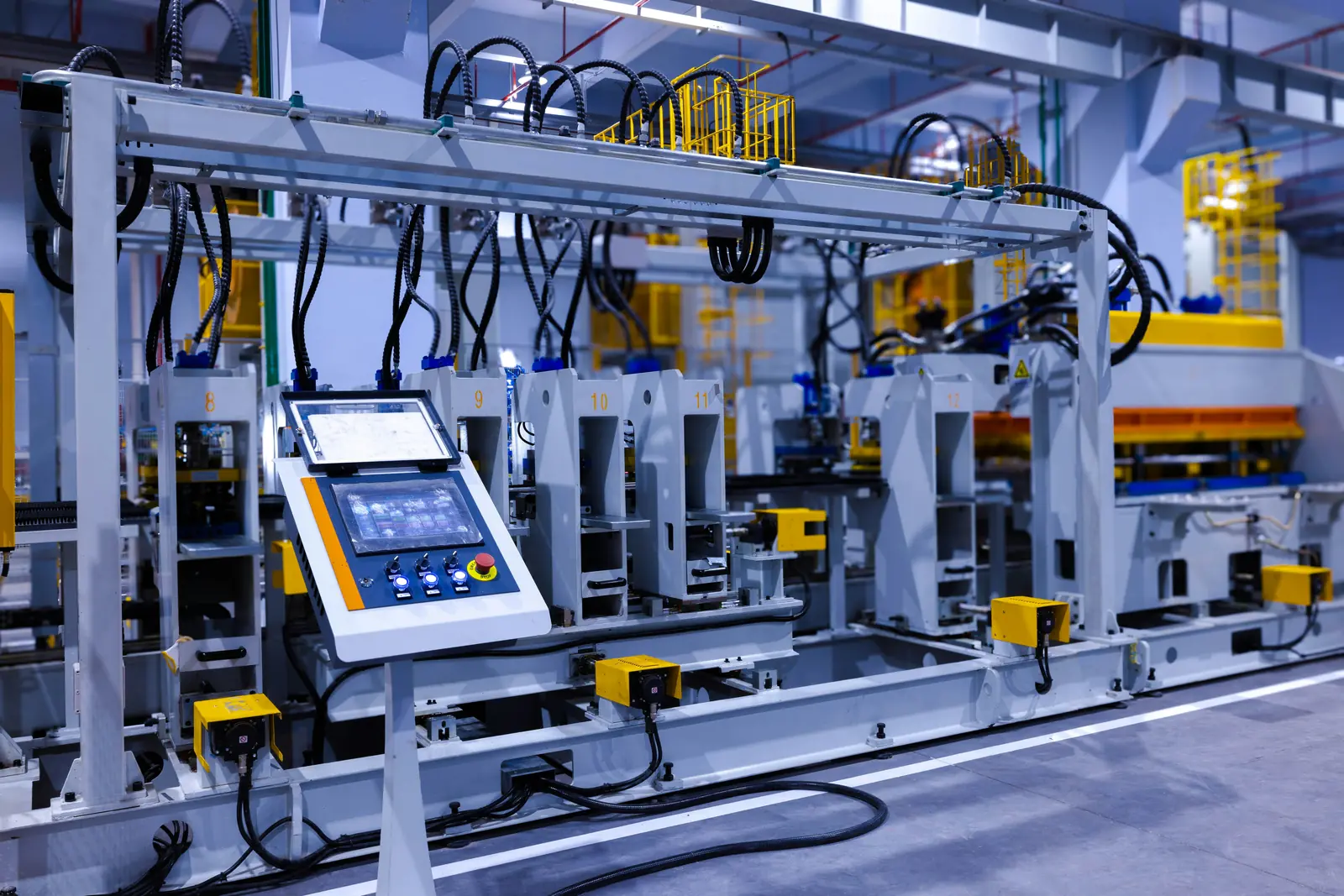 Betriebsmittelprüfung im Maschinenbau: Bedienpanel an einer Fertigungsanlage.